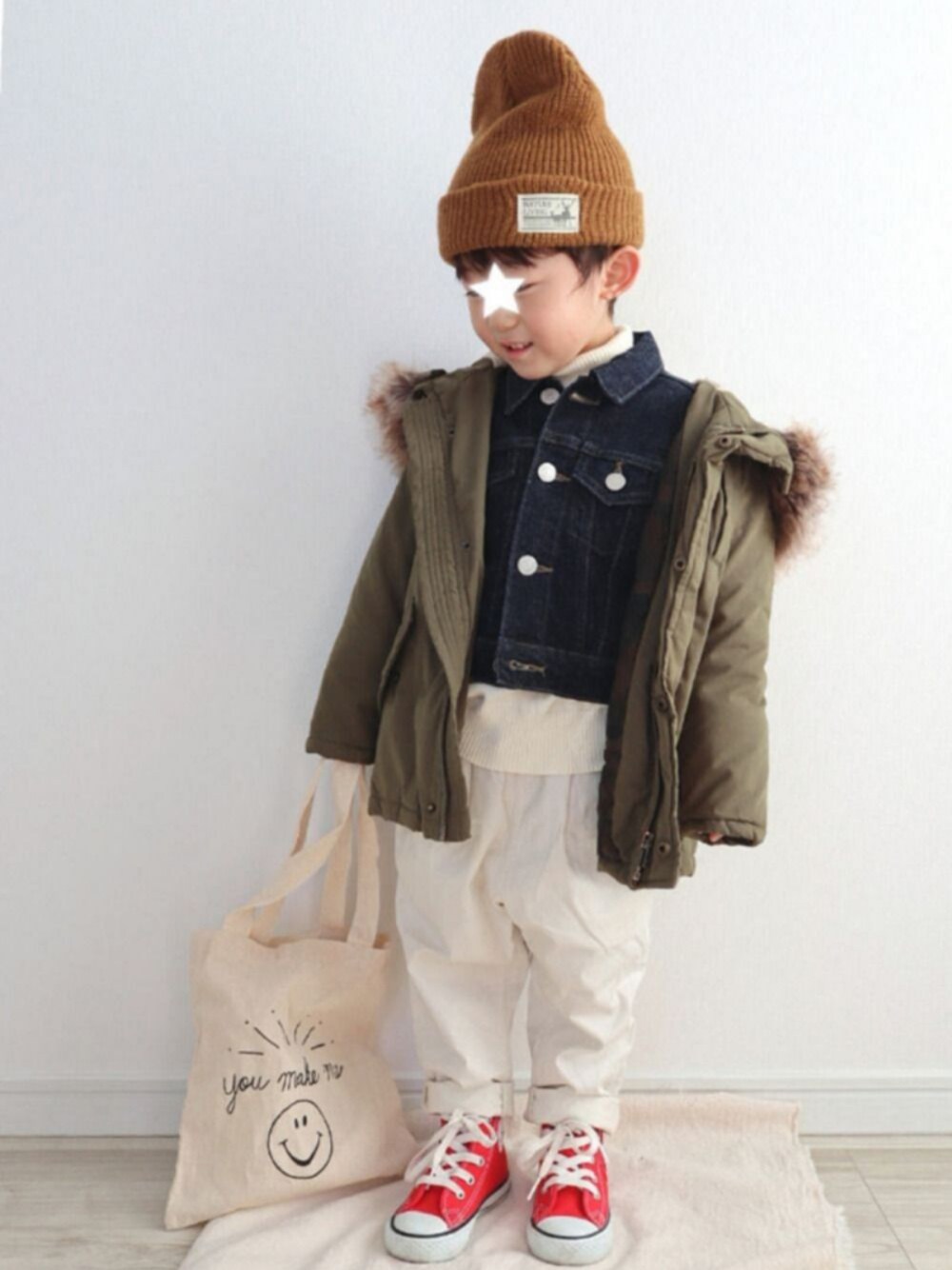 グリーン系のモッズコート、ホワイト系のニット/セーター、ホワイト系のその他パンツを着用したキッズの冬コーディネートの1枚目の写真