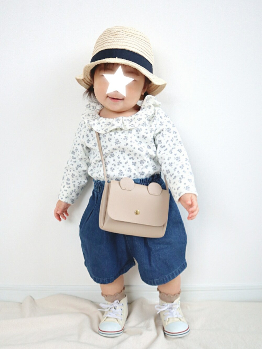 ベージュ系のショルダーバッグ、ホワイト系のスニーカー、ホワイト系のTシャツ/カットソーを着用したキッズの春コーディネートの1枚目の写真