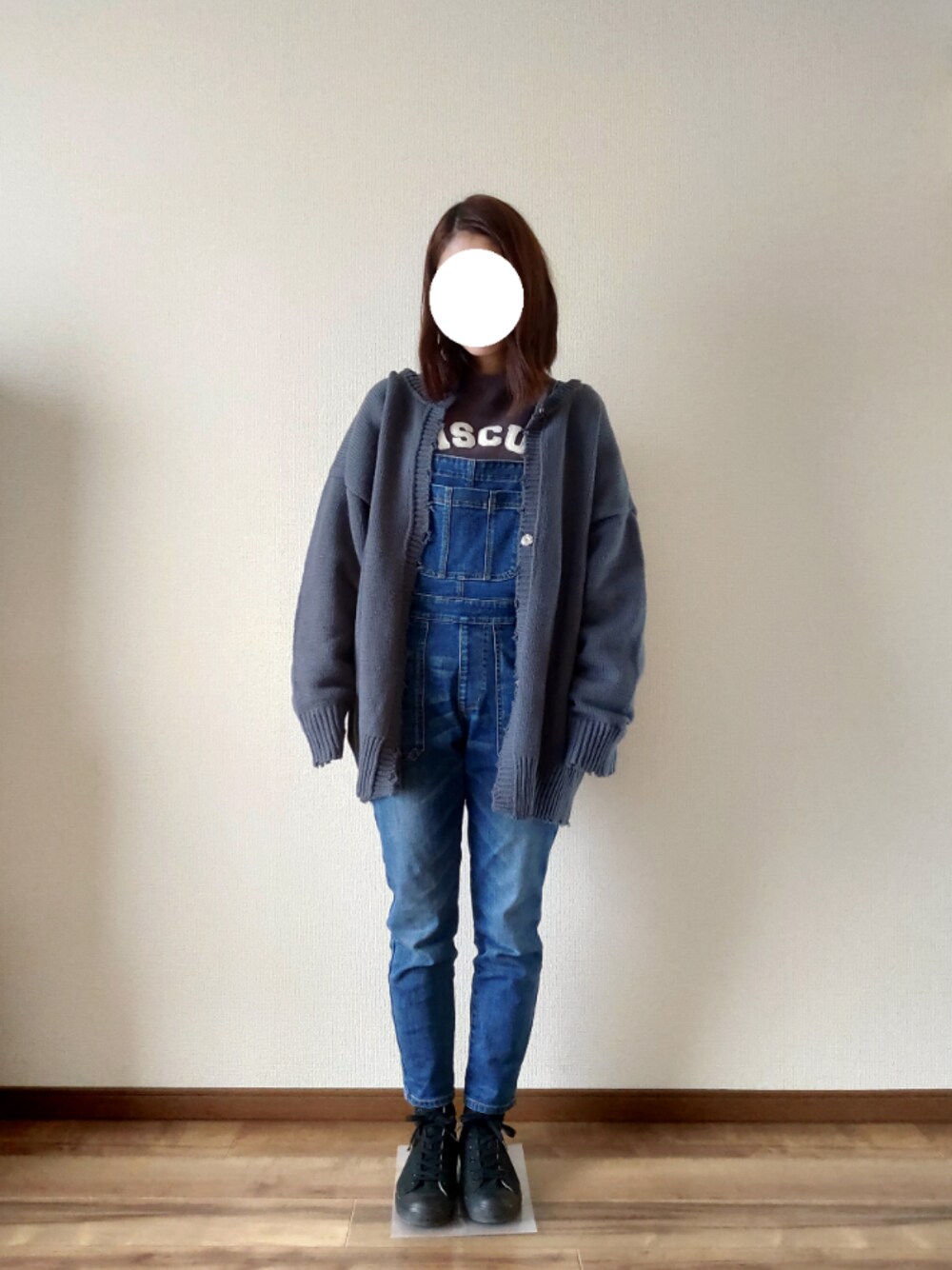 「サロペット、オーバーオール、古着、春コーデ、いいね、save、フォローお願いします🤑」｜「無印良品のアイテム（スニーカー、ブラック系）」を使った、ryoさん（レディース・161cm）の冬コーディネートの1枚目の写真