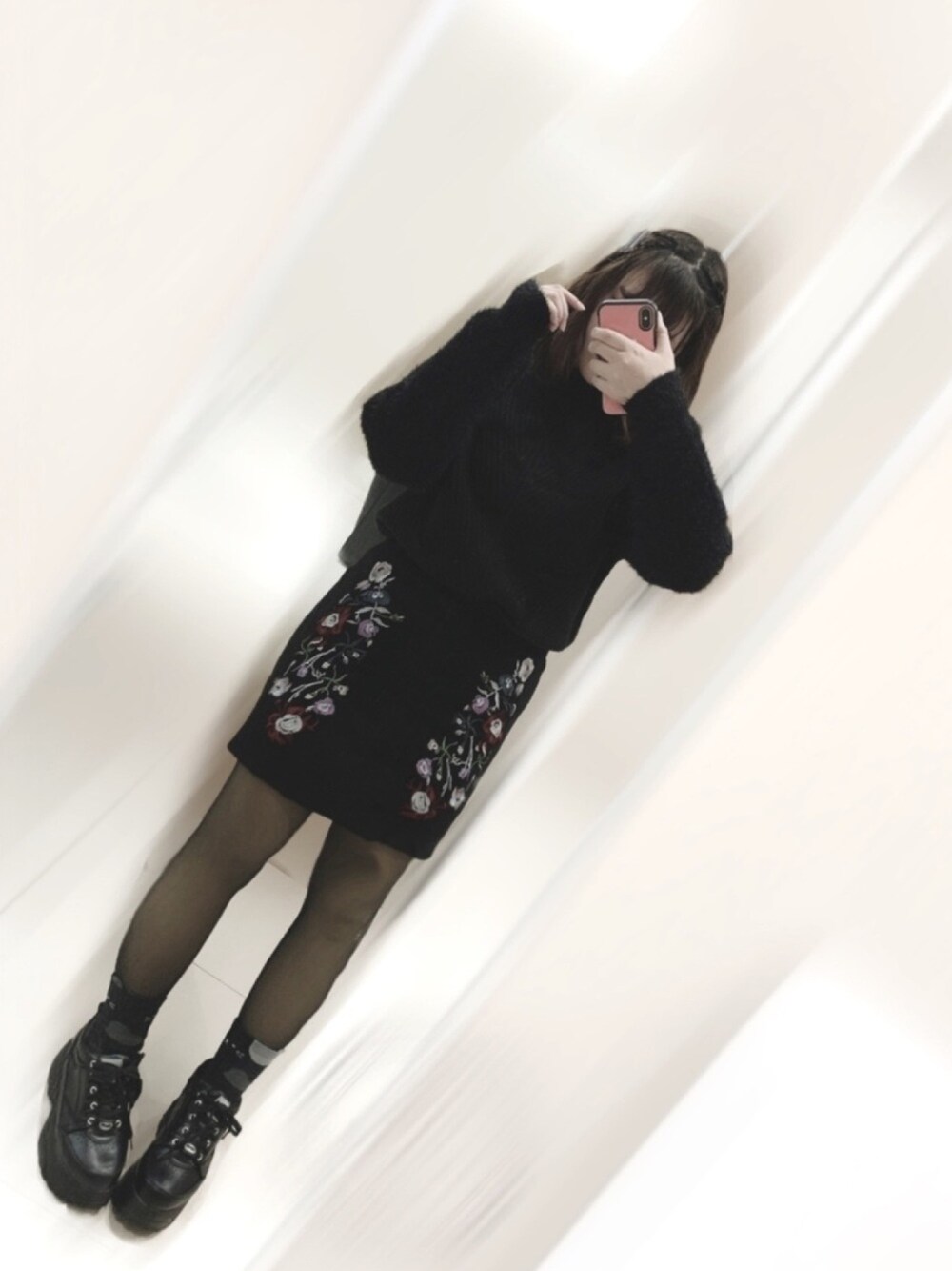 「ブラックコーデ、刺繍スカート、厚底シューズ、厚底、真っ黒コーデ、黒コーデ、プチプラ、おしゃれさんと繋がりたい、低身長、ボブ」｜「earth music&ecologyの・ソデコンフェザーニットプルオーバー ●（ニット/セーター、ブラック系）」を使った、そ ちゃんさん（レディース・152cm）の冬コーディネートの1枚目の写真