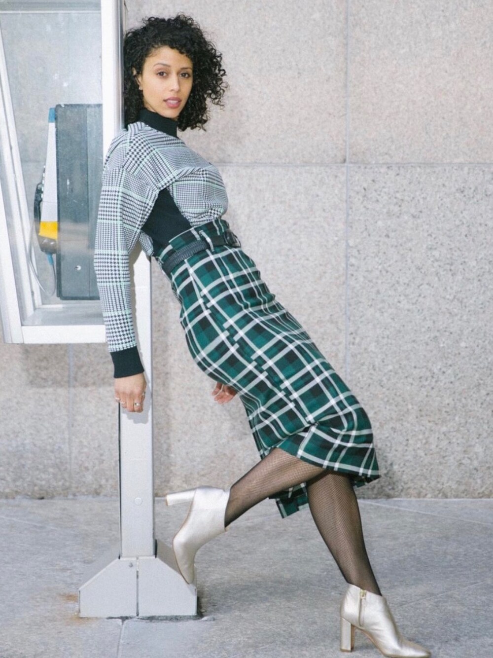 「mixprint、printmixing、Houndstooth、plaid skirt、Tartan 」｜「Championのアイテム（スウェット、その他）」を使った、Miha Miさん（レディース・170cm）の秋コーディネートの1枚目の写真
