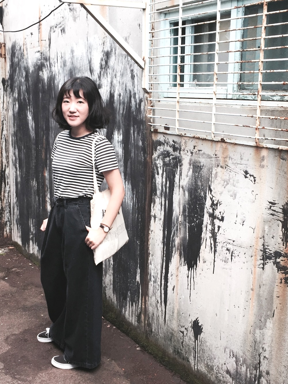 ブルー系のTシャツ/カットソー、ブラック系のパンツ、ブラック系のスニーカーを着用したレディースの秋コーディネートの1枚目の写真