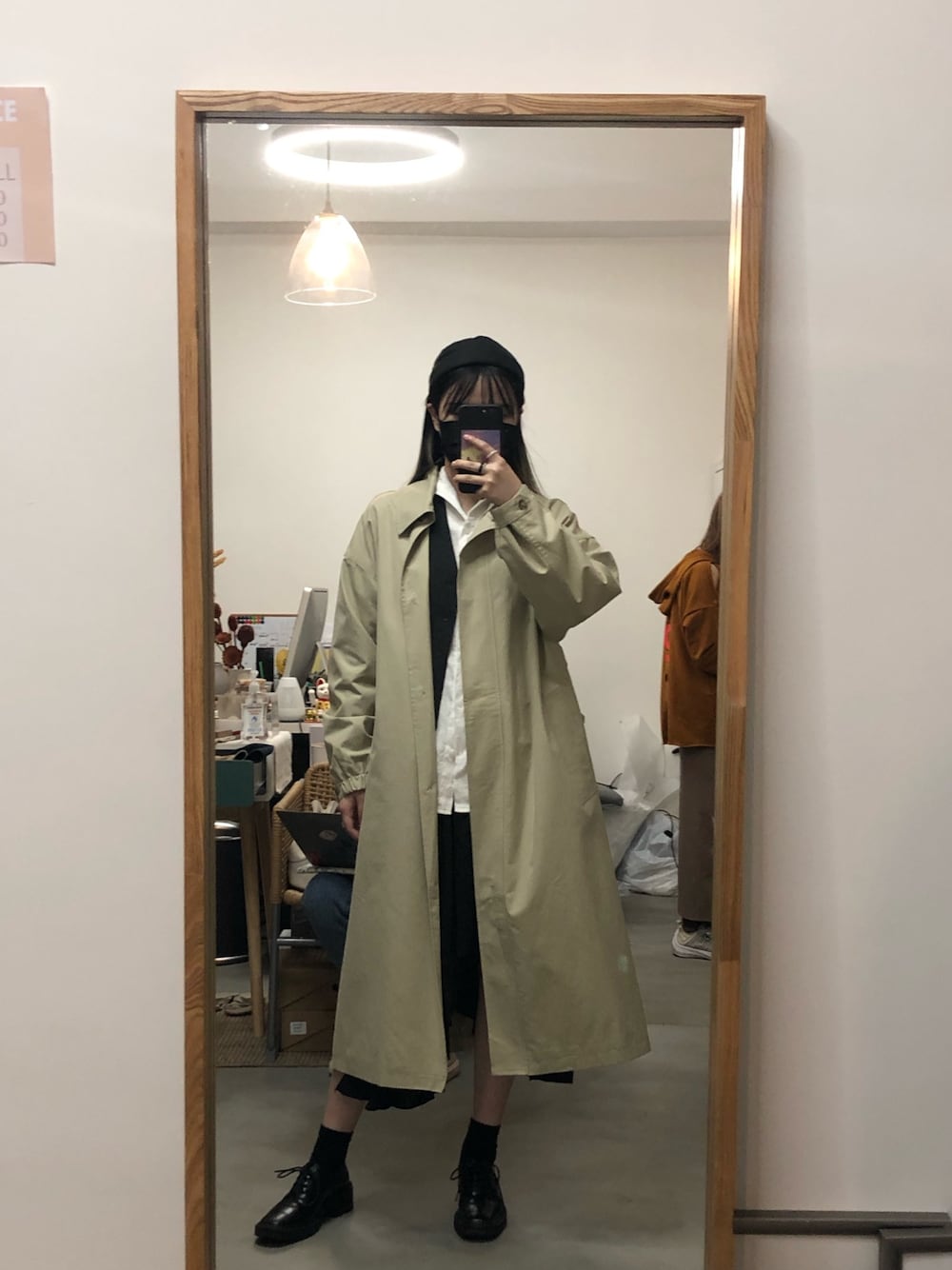 ブラック系のドレスシューズ、ブラック系のスーツベストを着用したレディースの夏コーディネートの1枚目の写真