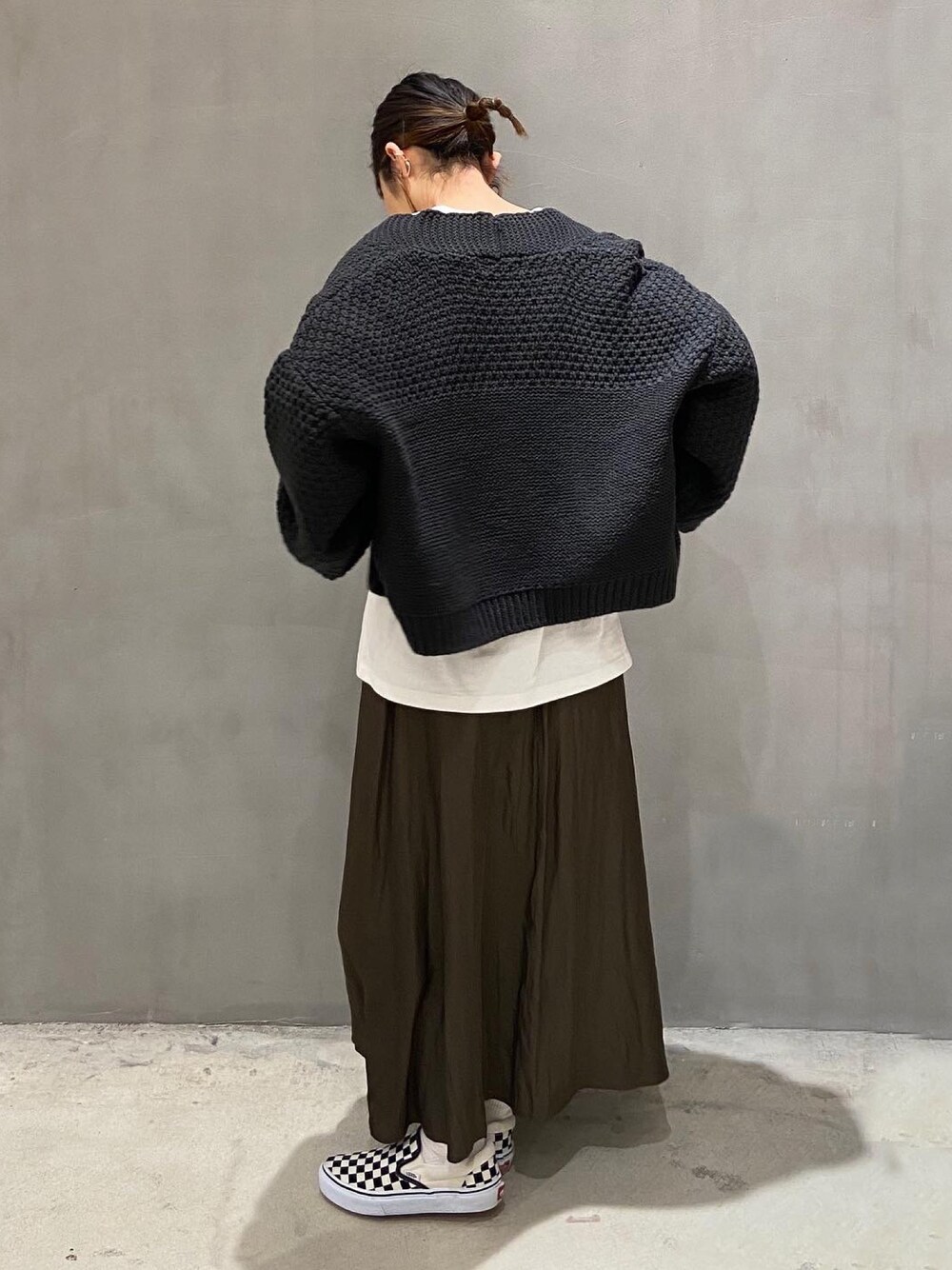 「ゆるコーデ、春コーデ、カーディガン、ロンT、LAKOLE、VANS、スリッポン、サテン、スカート、ビッグシルエット」｜「LAKOLEのアイテム（カーディガン/ボレロ、ブラック系）」を使った、karepyosさん（レディース・156cm）の冬コーディネートの1枚目の写真