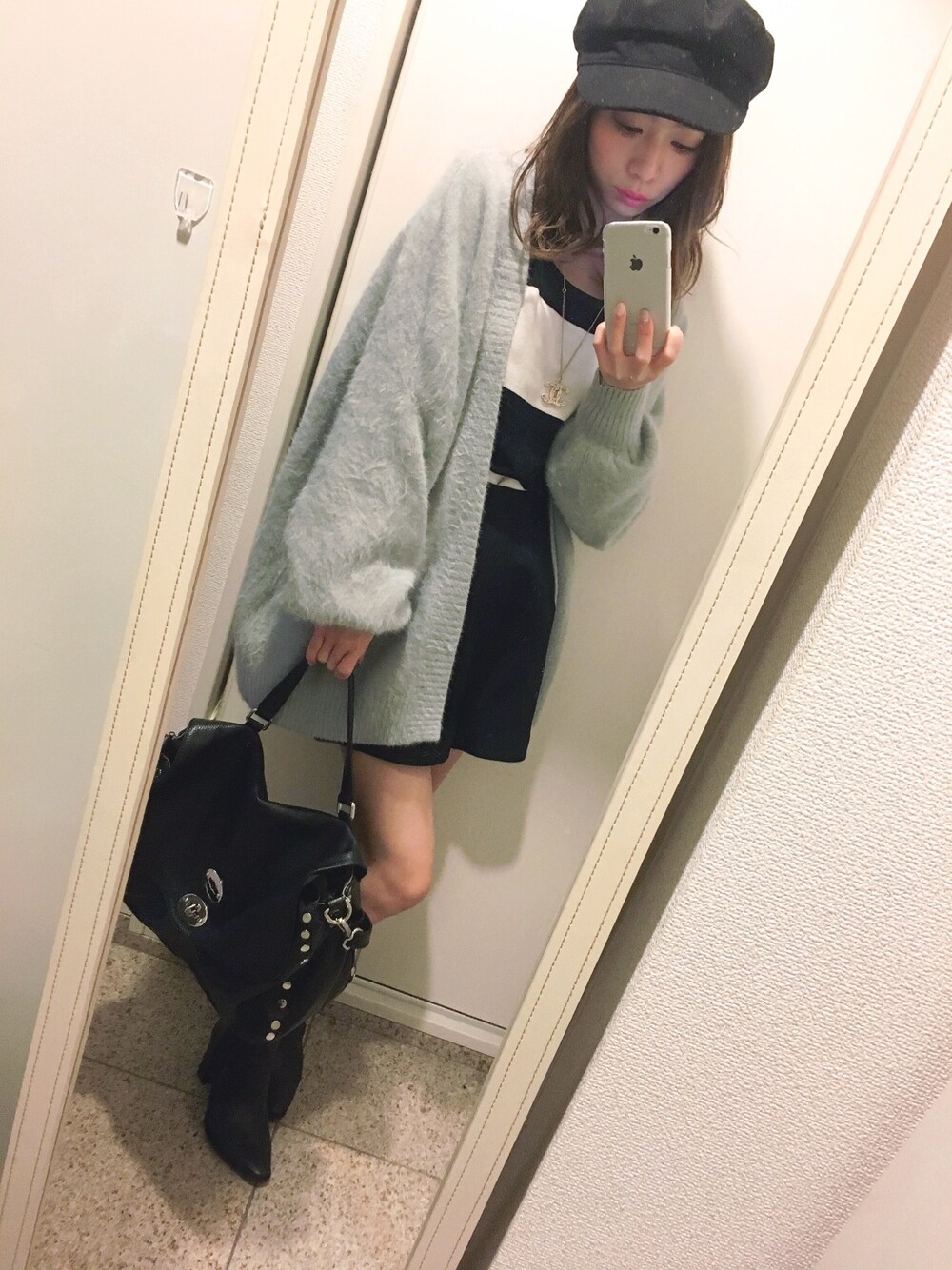 「キャスケット、カジュアルコーデ、ブーティ、もこもこ、ニット、ショートパンツ、アラサー」｜「SNIDELのアイテム（その他パンツ、ブラック系）」を使った、majyokaさん（レディース・153cm）の秋コーディネートの1枚目の写真