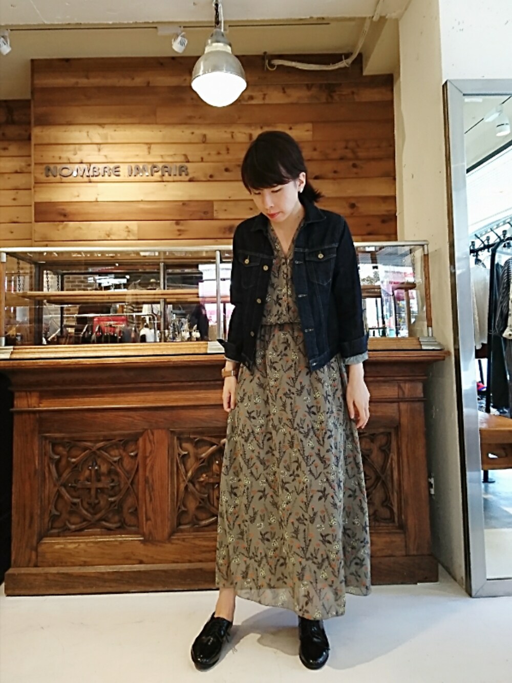 「秋のコーデ、フラットシューズ、カーキ、Gジャン、フラワープリント、休日コーデ、花柄ワンピース、マキシ丈ワンピース、オトナカジュアル」｜「NOMBRE IMPAIRのボタニカルプリント マキシ丈ワンピース（ワンピース、グリーン系）」を使った、nikaido.さん（レディース・168cm）の秋コーディネートの1枚目の写真