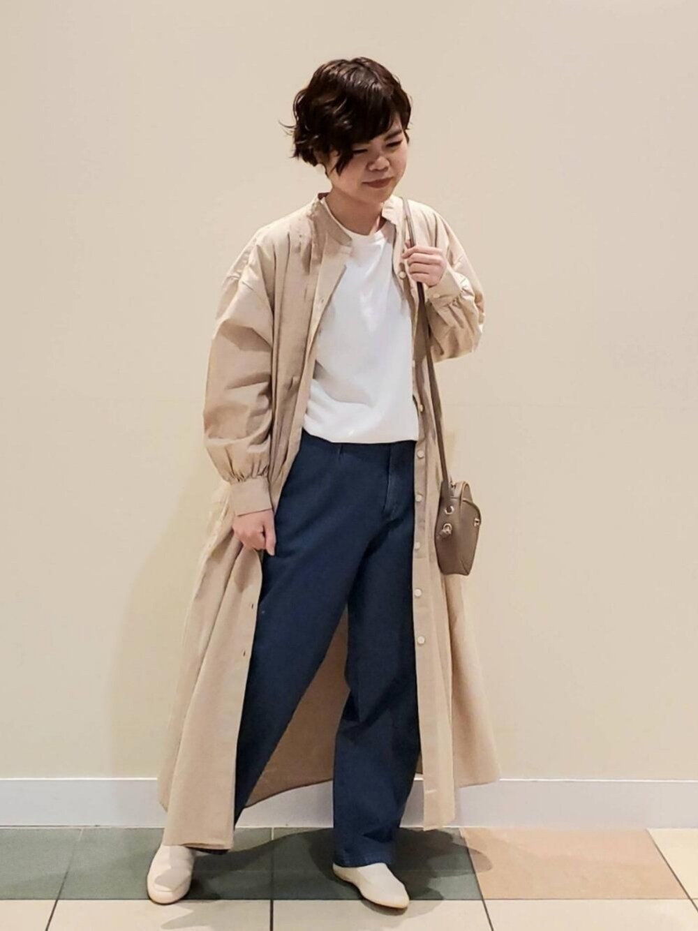 「ワンピース、ビッグシルエット、春カラー、淡色コーデ、着回し抜群、coenスタッフスタイリング、USAコットン、2021春新作、キレイめカジュアル、春こーで」｜「coenのUSAコットンベルト付きストレートタックパンツ（デニムパンツ、ブルー系）」を使った、coen りょうまるさん（レディース・158cm）の春コーディネートの1枚目の写真