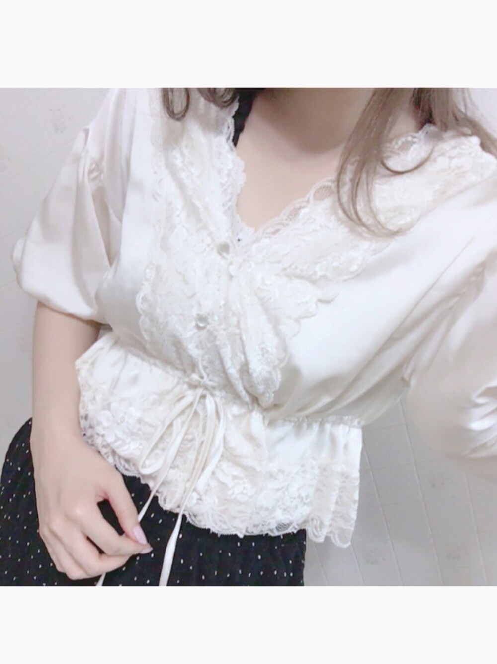 ホワイト系のカーディガン/ボレロ、ブラック系のその他パンツを着用したレディースの春コーディネートの1枚目の写真