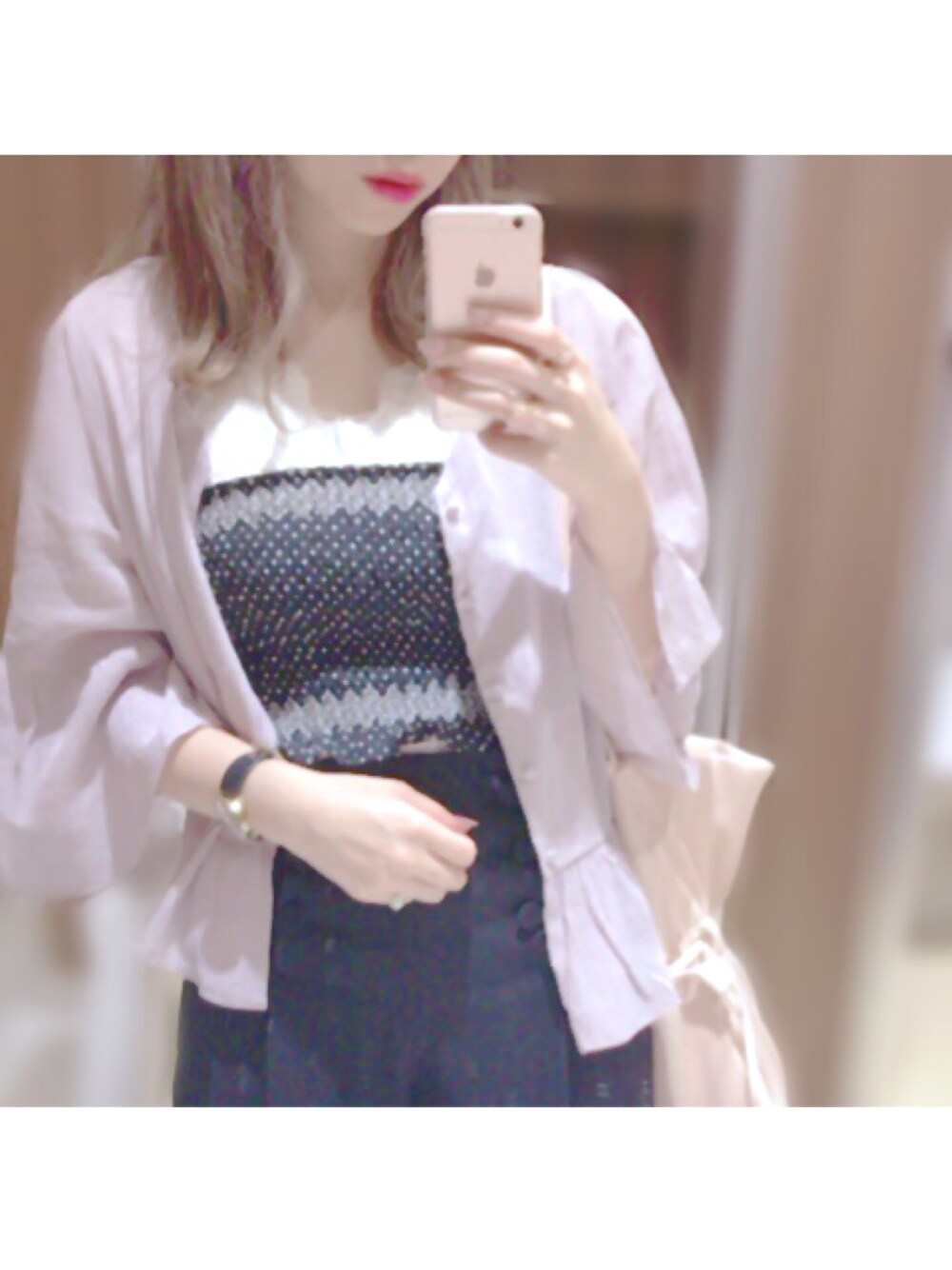 ブラック系のその他トップス、ホワイト系のTシャツ/カットソー、ピンク系のシャツ/ブラウスを着用したレディースの春コーディネートの1枚目の写真