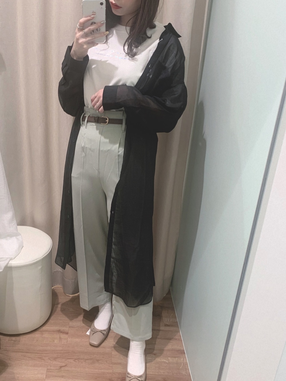 ブラック系のシャツ/ブラウス、ホワイト系のTシャツ/カットソー、グリーン系のその他パンツを着用したレディースの春コーディネートの1枚目の写真