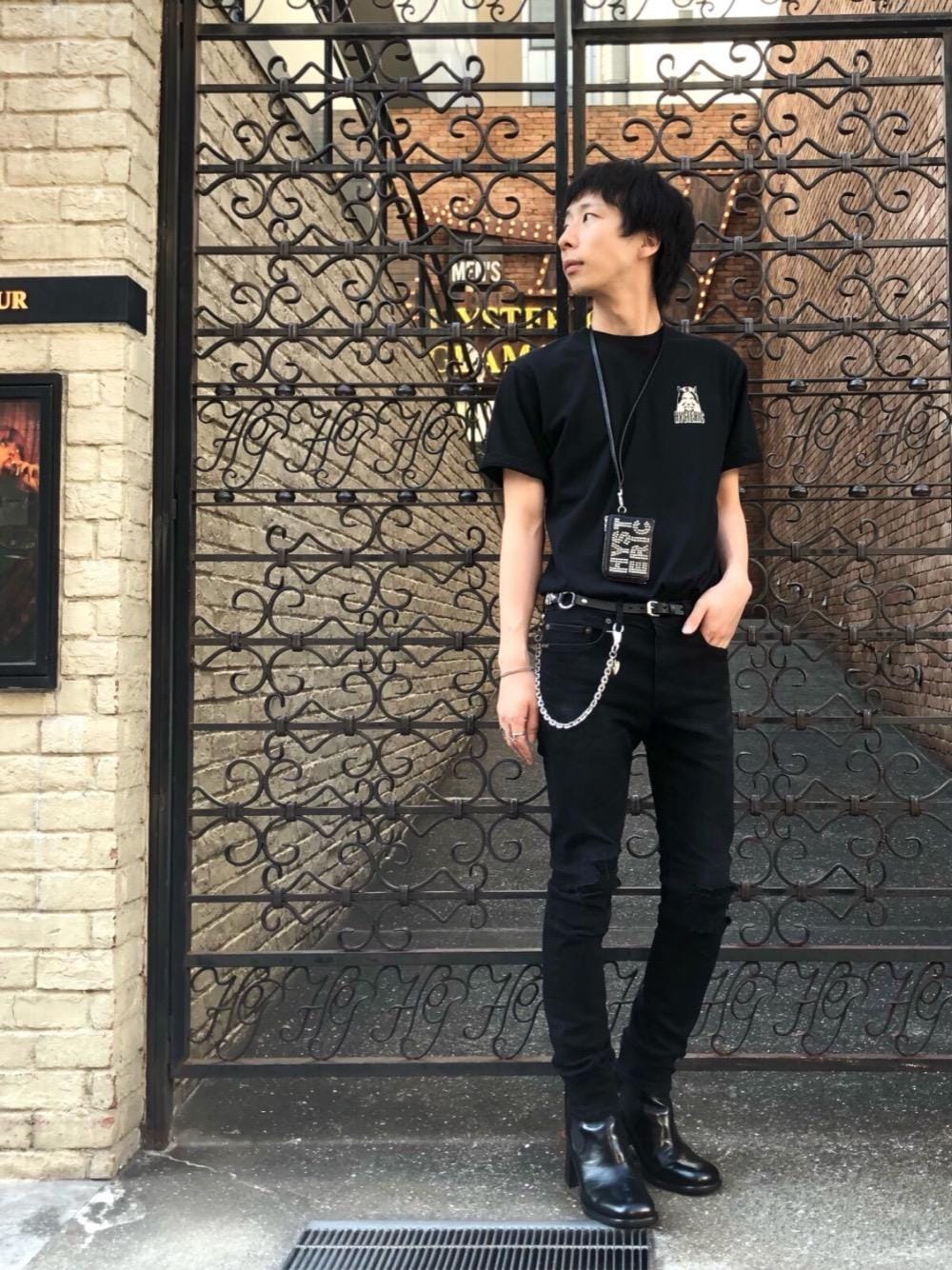 「スキニー、ブラックコーデ、ヒステリックグラマー、ロックコーデ、でにむ、tシャツ、たっくいん、hysteric glamour、夏コーデ」｜「HYSTERIC GLAMOURのBASIC LOGOレザー スリムベルト（ベルト、ブラック系）」を使った、tomoyaさん（メンズ・174cm）の夏コーディネートの1枚目の写真