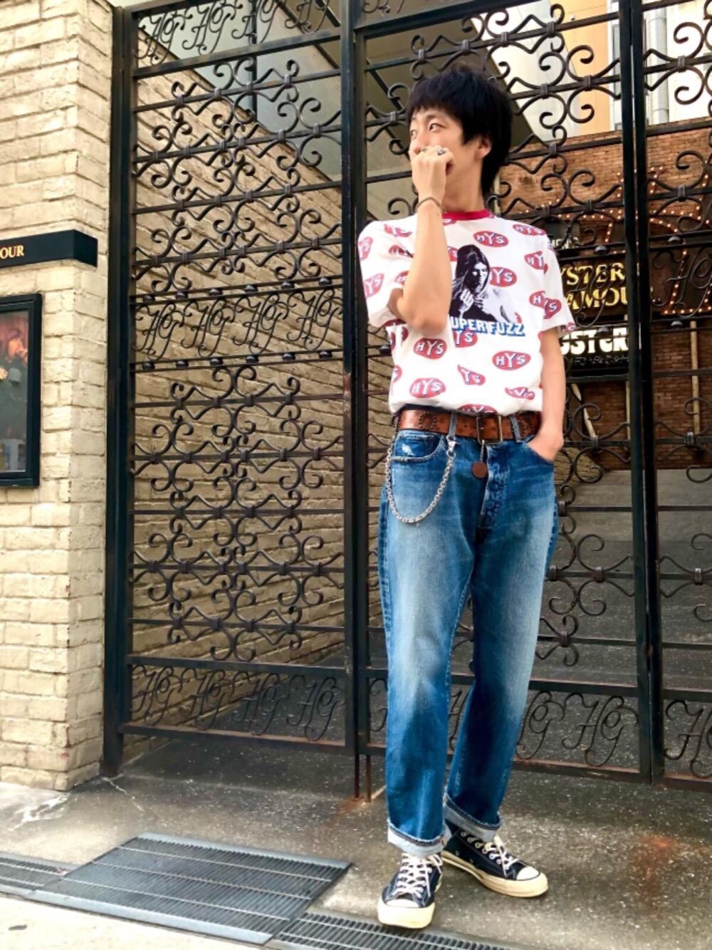 「総柄、シンプルコーデ、カジュアルコーデ、ヒステリックグラマー、70'sコーデ、でにむ、tシャツ、hysteric glamour、夏コーデ、らふこーで」｜「HYSTERIC GLAMOURのWOMAN ON SKULL PICKウォレットチェーン（ウォレットチェーン、シルバー系）」を使った、tomoyaさん（メンズ・174cm）の夏コーディネートの1枚目の写真