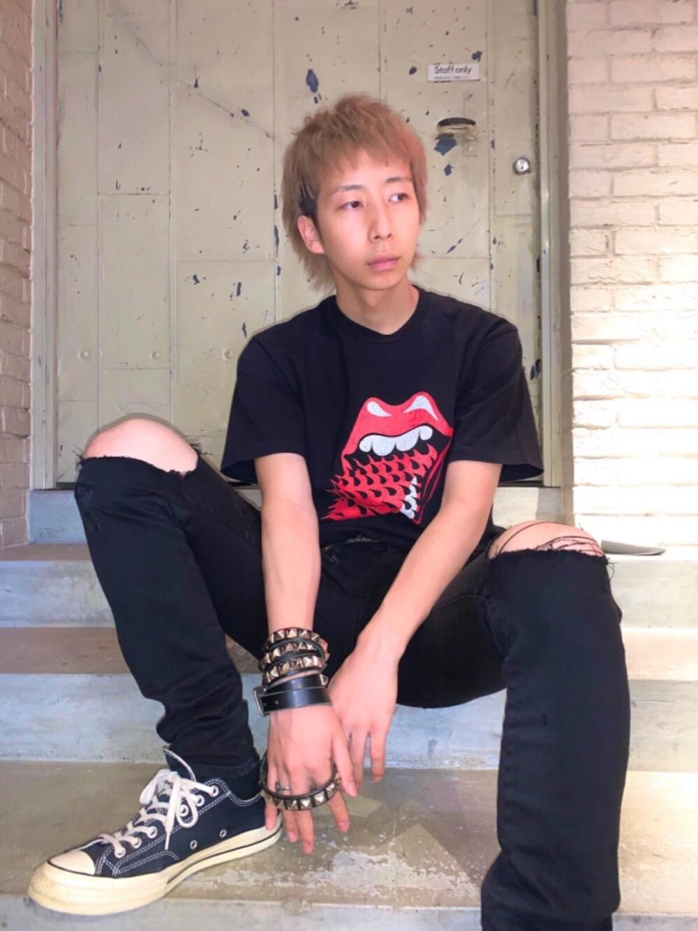 「スキニー、ブラックコーデ、シンプルコーデ、半袖シャツ、ヒステリックグラマー、ロックコーデ、でにむ、hysteric glamour、夏コーデ」｜「HYSTERIC GLAMOURのSTUDS ベルト（ベルト、ブラック系）」を使った、tomoyaさん（メンズ・174cm）の夏コーディネートの1枚目の写真