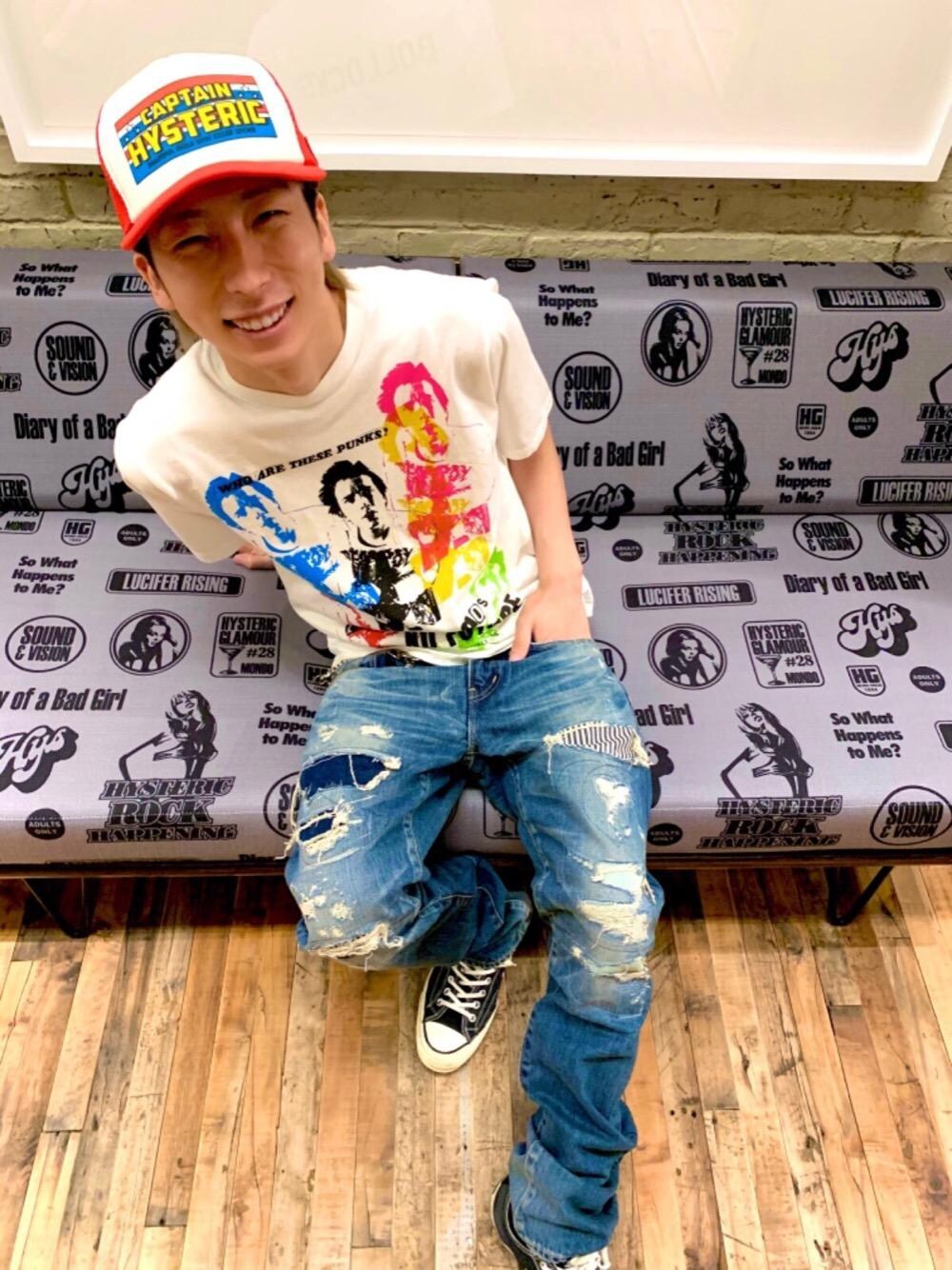 「カジュアル、アメカジ、カジュアルコーデ、ヒステリックグラマー、アメカジコーデ、でにむ、tシャツ、hysteric glamour、夏コーデ、らふこーで」｜「HYSTERIC GLAMOURのRSM加工 デニムスリムストレートパンツ（デニムパンツ、ブルー系）」を使った、tomoyaさん（メンズ・174cm）の夏コーディネートの1枚目の写真