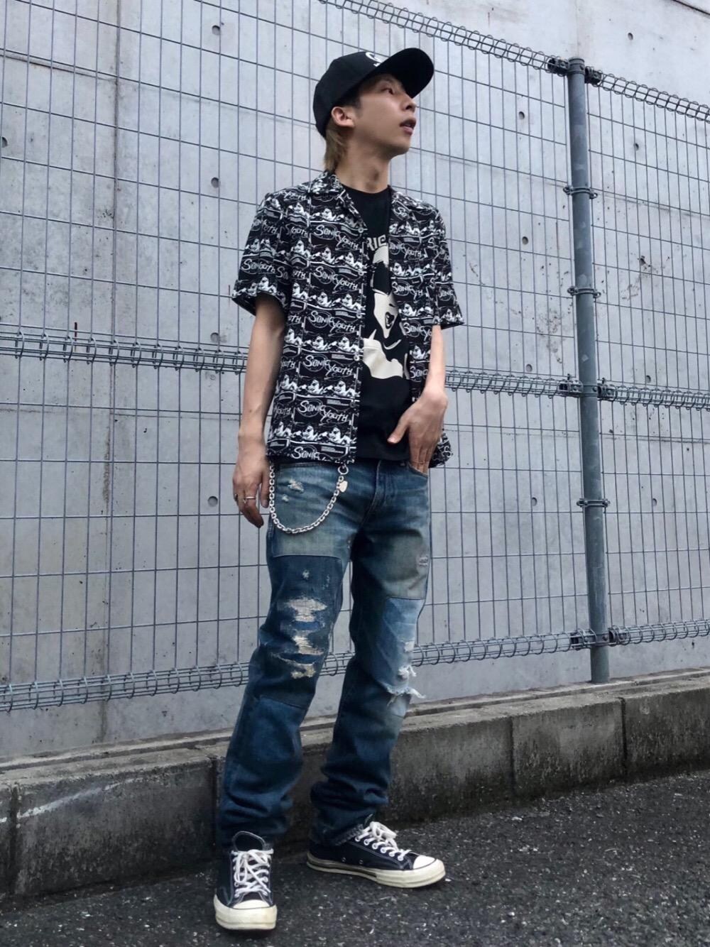 「カジュアルコーデ、半袖シャツ、ヒステリックグラマー、ストリートコーデ、アメカジコーデ、グランジコーデ、でにむ、tシャツ、hysteric glamour、夏コーデ」｜「HYSTERIC GLAMOURのWOMAN ON SKULL PICKウォレットチェーン（ウォレットチェーン、シルバー系）」を使った、tomoyaさん（メンズ・174cm）の夏コーディネートの1枚目の写真