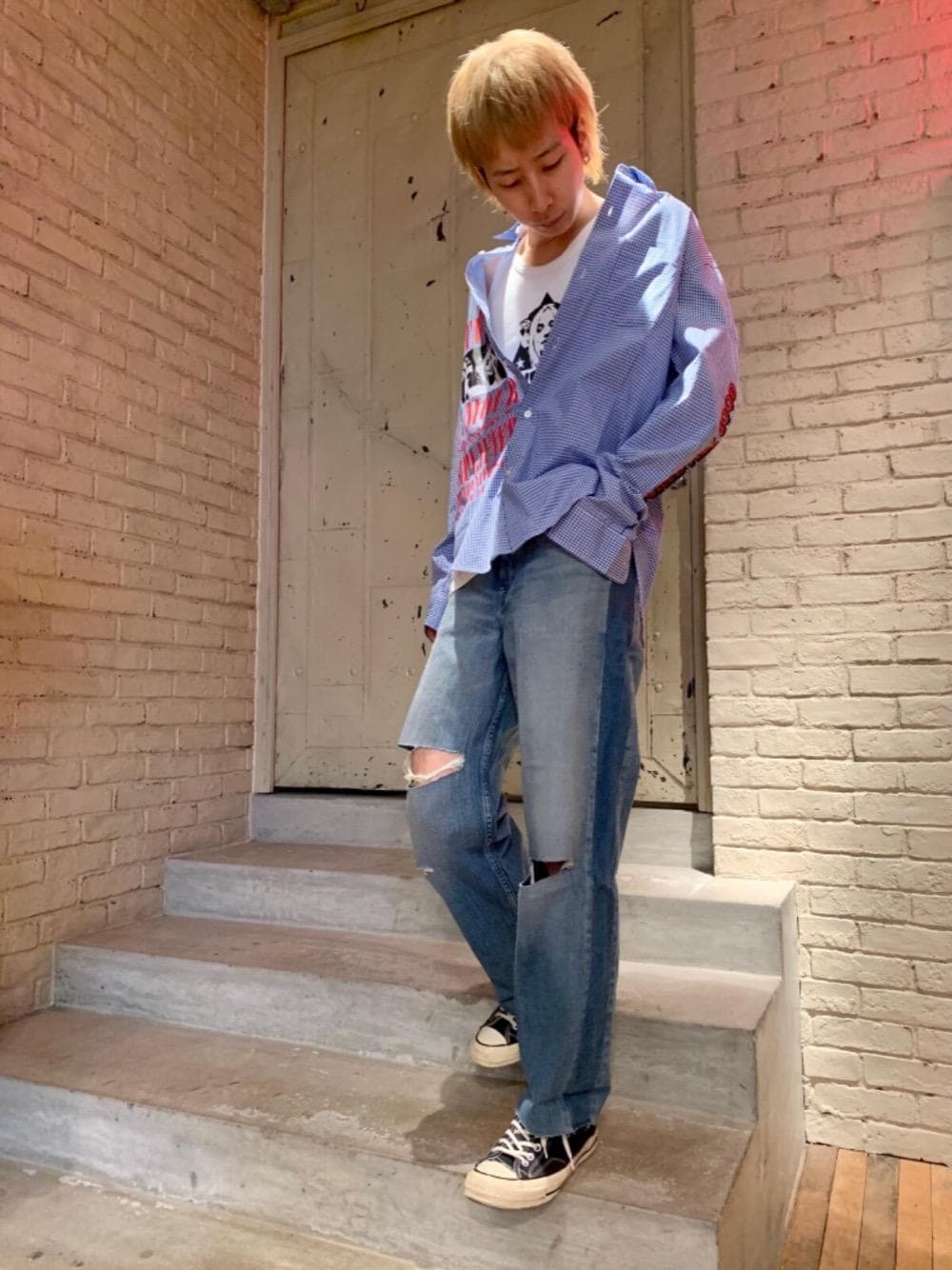 「長袖シャツ、シンプルコーデ、ノースリーブ、カジュアルコーデ、ヒステリックグラマー、秋コーデ、でにむ、hysteric glamour、夏コーデ」｜「HYSTERIC GLAMOURのRESIZE加工 デニムストレートパンツ（デニムパンツ、ブルー系）」を使った、tomoyaさん（メンズ・174cm）の夏コーディネートの1枚目の写真