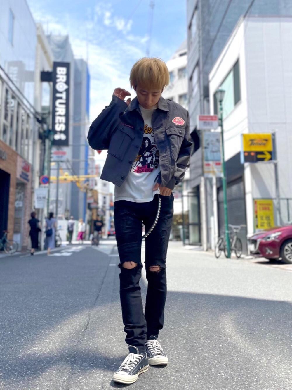 「スキニー、ヒステリックグラマー、秋コーデ、ミリタリーコーデ、ロックコーデ、hysteric glamour、Ｔシャツ」｜「HYSTERIC GLAMOURのSPBR加工 ISKO ストレッチデニムスキニースリムPT（デニムパンツ、ブラック系）」を使った、tomoyaさん（メンズ・174cm）の夏コーディネートの1枚目の写真