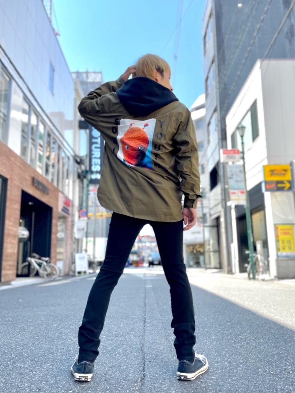 「スキニー、パーカー、長袖シャツ、カジュアルコーデ、ヒステリックグラマー、秋コーデ、ミリタリーコーデ、hysteric glamour」｜「HYSTERIC GLAMOURのSPBR加工 ISKO ストレッチデニムスキニースリムPT（デニムパンツ、ブラック系）」を使った、tomoyaさん（メンズ・174cm）の夏コーディネートの1枚目の写真