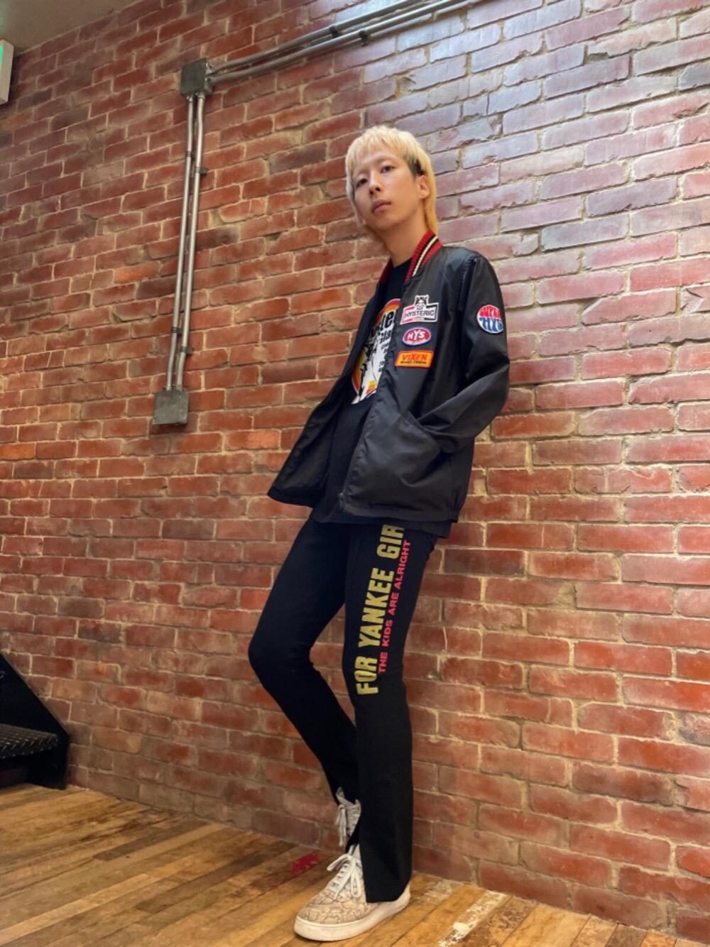 「ライトアウター、カジュアルコーデ、ヒステリックグラマー、ストリートコーデ、秋コーデ、hysteric glamour」｜「HYSTERIC GLAMOURのHG SPARKSアップリケレーシングジャケット（ナイロンジャケット、ブラック系）」を使った、tomoyaさん（メンズ・174cm）の秋コーディネートの1枚目の写真