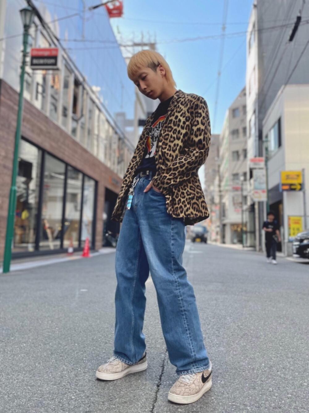 「シンプルコーデ、カジュアルコーデ、ヒステリックグラマー、秋コーデ、でにむ、hysteric glamour」｜「HYSTERIC GLAMOURのGOOD GIRLS Tシャツ（Tシャツ/カットソー、ブラック系）」を使った、tomoyaさん（メンズ・174cm）の秋コーディネートの1枚目の写真