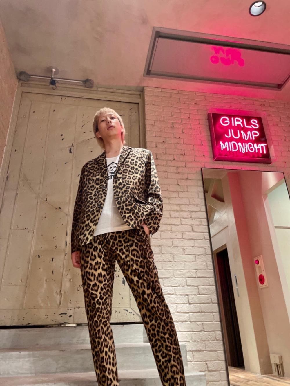 「セットアップ、総柄、ライトアウター、カジュアルコーデ、ヒステリックグラマー、秋コーデ、ロックコーデ、hysteric glamour」｜「HYSTERIC GLAMOURのTRIANGLE WOMAN タンクトップ（タンクトップ、ホワイト系）」を使った、tomoyaさん（メンズ・174cm）の秋コーディネートの1枚目の写真