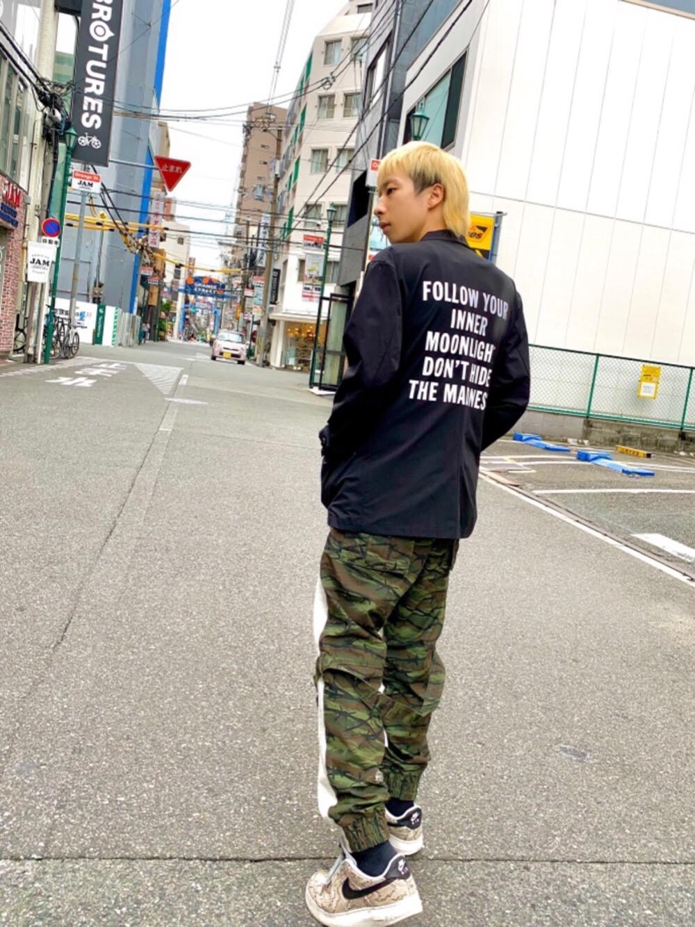 「ライトアウター、カジュアルコーデ、ヒステリックグラマー、秋コーデ、hysteric glamour」｜「HYSTERIC GLAMOURのSKULLアップリケ ボンテージスウェットパンツ（その他パンツ、グレー系）」を使った、tomoyaさん（メンズ・174cm）の秋コーディネートの1枚目の写真