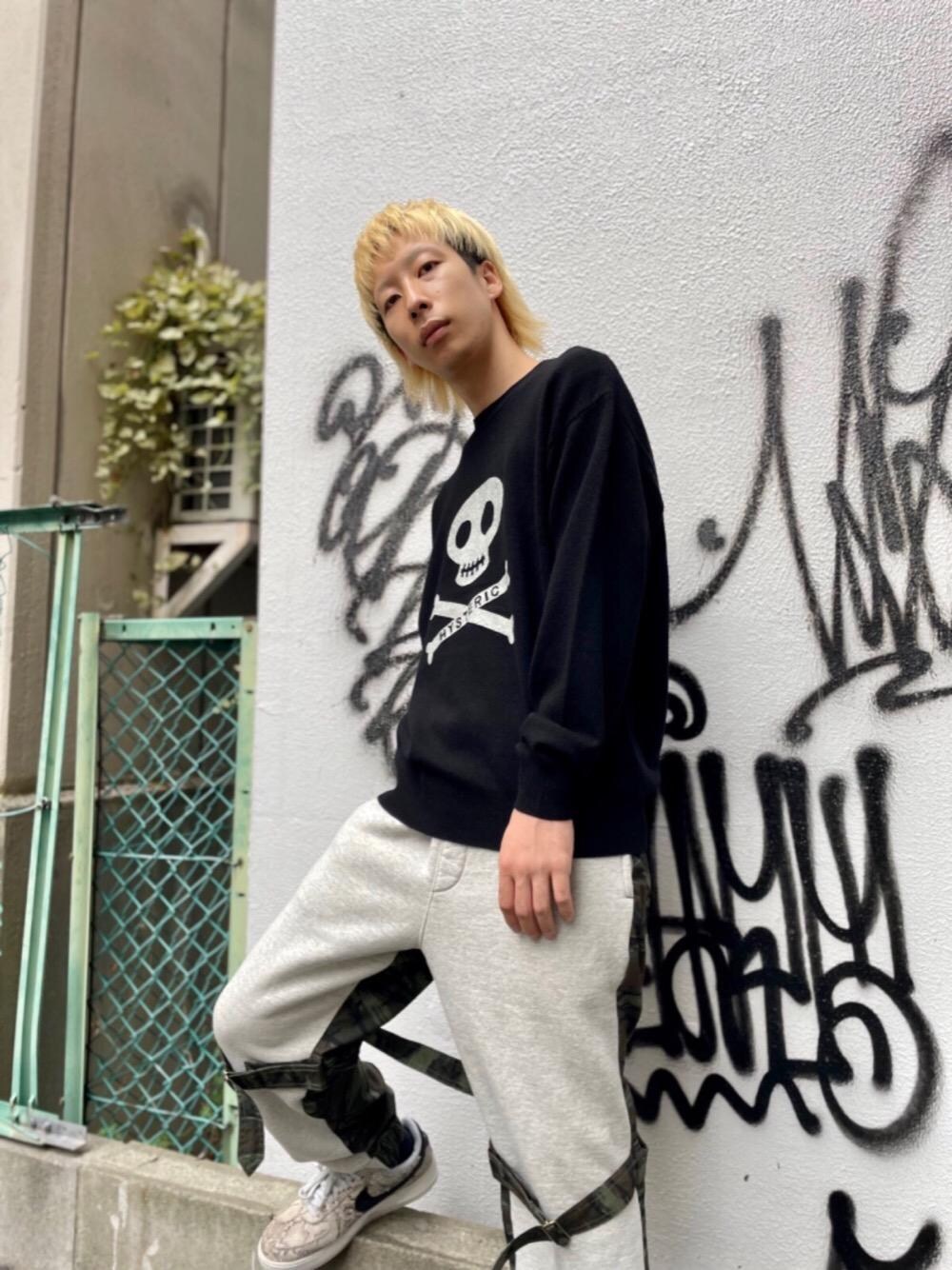 「カジュアルコーデ、ヒステリックグラマー、ストリートコーデ、秋コーデ、hysteric glamour」｜「HYSTERIC GLAMOURのSKULLアップリケ ボンテージスウェットパンツ（その他パンツ、グレー系）」を使った、tomoyaさん（メンズ・174cm）の秋コーディネートの1枚目の写真