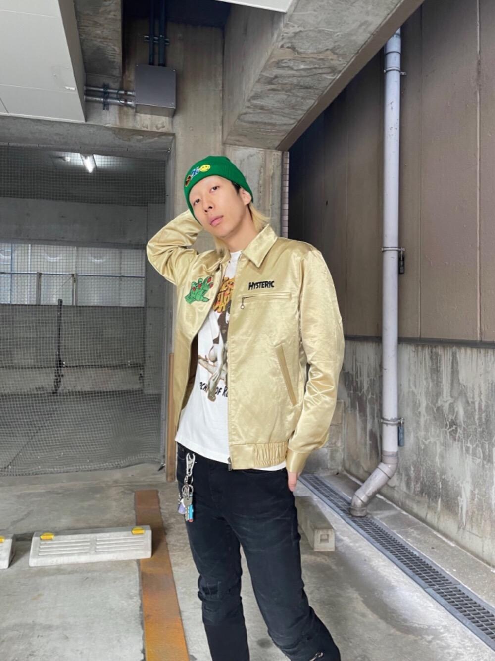「ライトアウター、カジュアルコーデ、ヒステリックグラマー、秋コーデ、ロックコーデ、hysteric glamour、Ｔシャツ」｜「HYSTERIC GLAMOURのKPR加工ISKOリメイクスリムデニムパンツ（デニムパンツ、ブラック系）」を使った、tomoyaさん（メンズ・174cm）の秋コーディネートの1枚目の写真