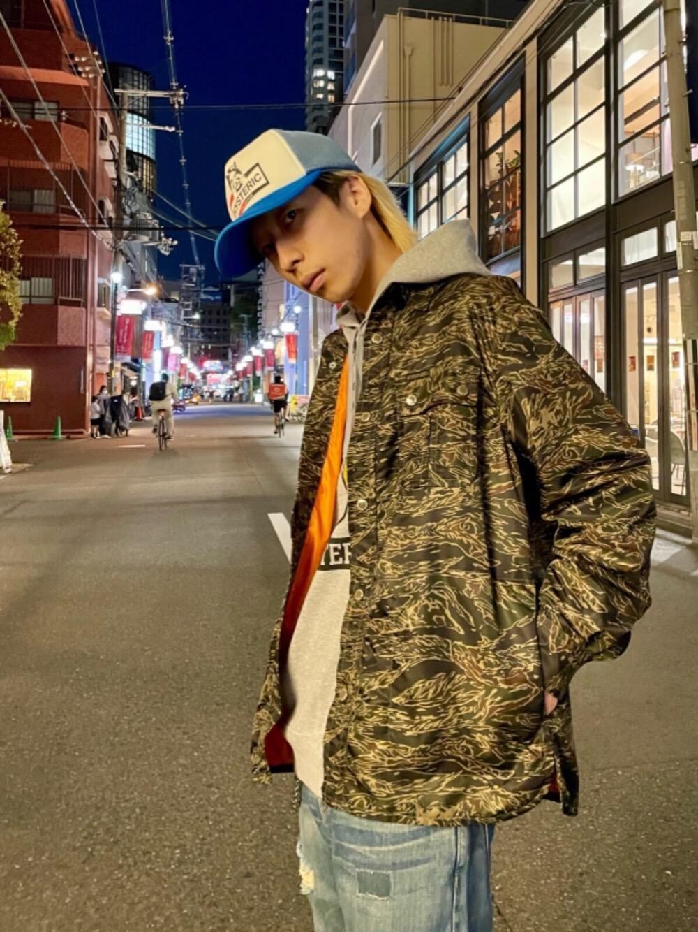 「総柄、カジュアルコーデ、ヒステリックグラマー、秋コーデ、hysteric glamour」｜「HYSTERIC GLAMOURのHYSTERIC UNLIMITED メッシュキャップ（キャップ、ブルー系）」を使った、tomoyaさん（メンズ・174cm）の秋コーディネートの1枚目の写真