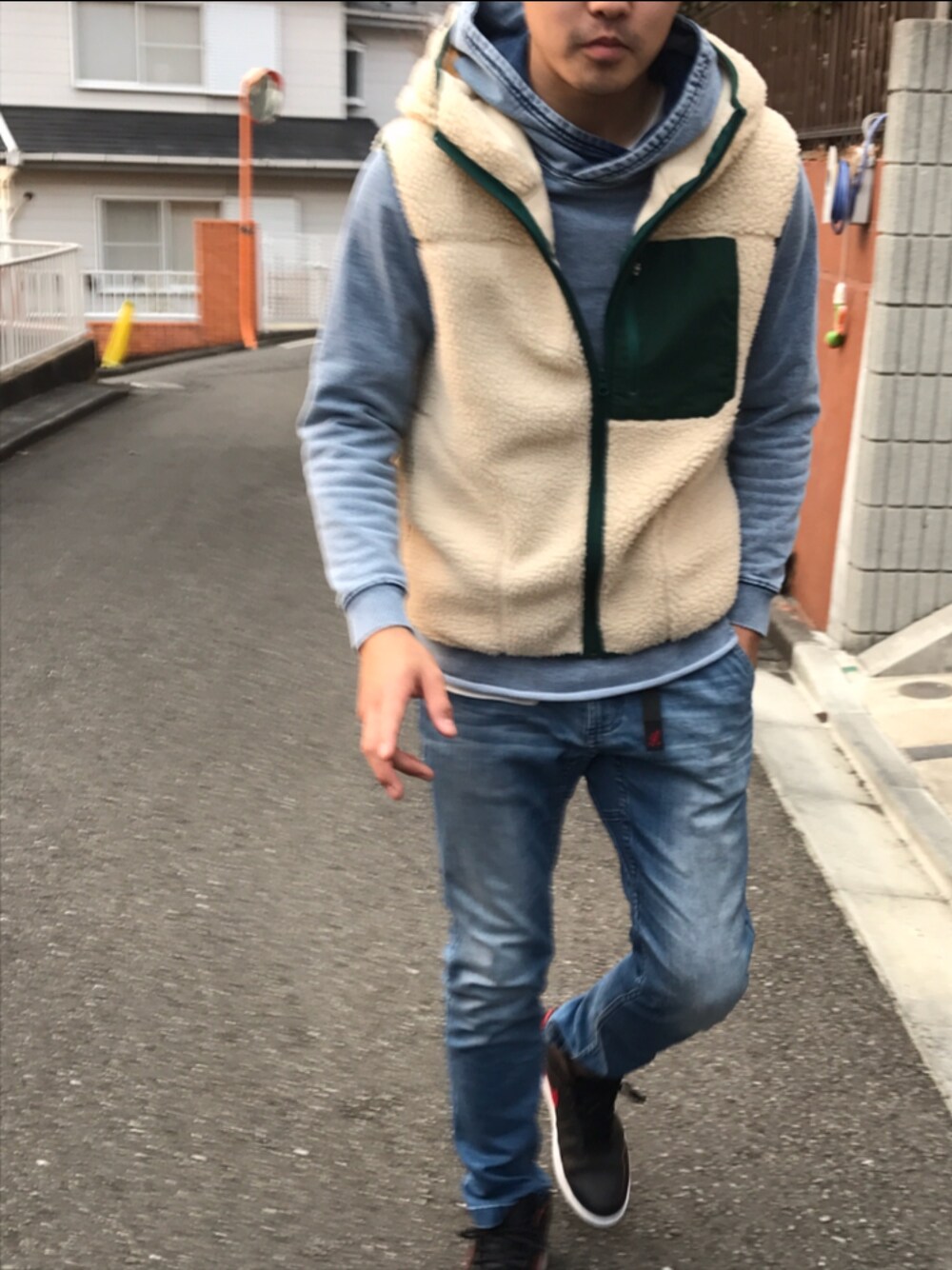 「NIKEのNIKE AIR JORDAN 1 MID【SP】（スニーカー、ブラック系）」を使った、DAICHIさん（メンズ・180cm）の春コーディネートの1枚目の写真
