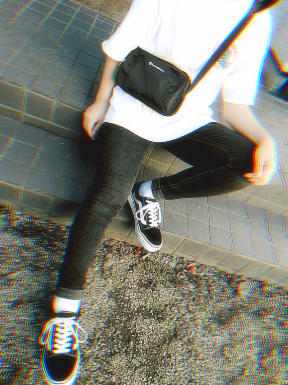 「VANSスニーカー、santacruz、ストリート、休日スタイル、今日のコーデ、今からお出かけ」｜「SANTA CRUZのアイテム（Tシャツ/カットソー、ホワイト系）」を使った、舞さん（レディース・155cm）の秋コーディネートの1枚目の写真