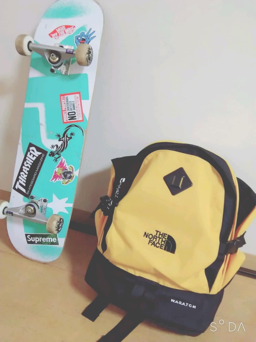 イエロー系のバックパック/リュック、その他のスポーツグッズを着用したレディースの冬コーディネートの1枚目の写真