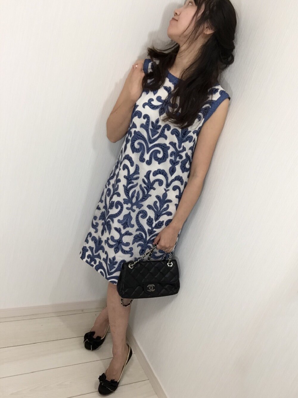 「夏まで待てない、ブルー」｜「GRACE CONTINENTALのカットワークメッシュワンピース（ワンピース、ブルー系）」を使った、manayuaさん（レディース・154cm）の春コーディネートの1枚目の写真