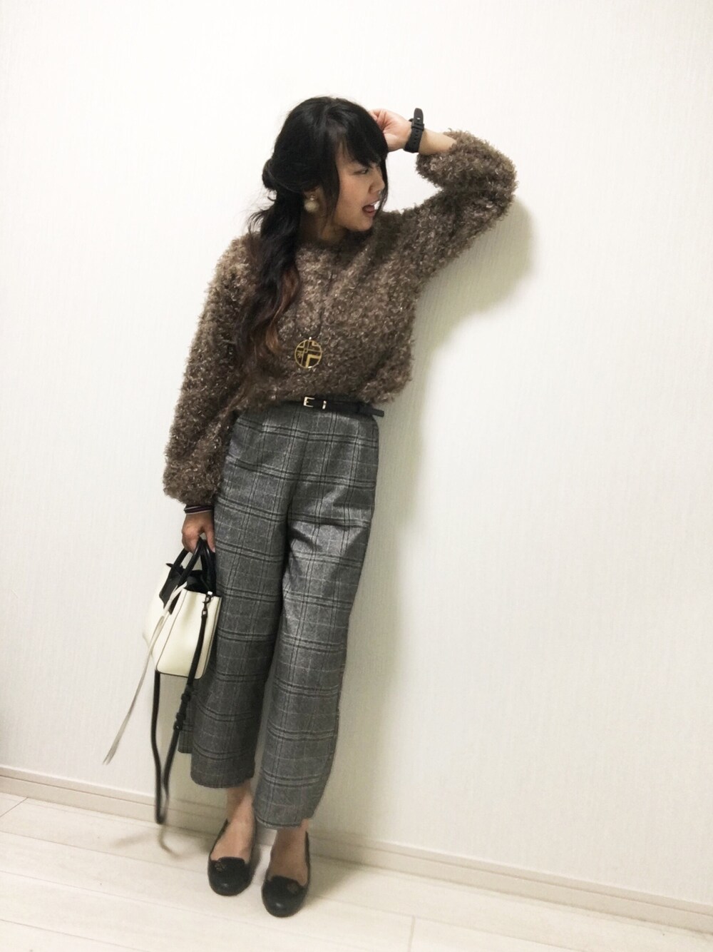 「秋のブラウンスタイル、グレンチェック、チェックパンツ、大人カジュアル、シャギーニット、パンツイン、ファー小物、ブラウン×グレー」｜「TORY BURCHのアイテム（パンプス、ブラック系）」を使った、manayuaさん（レディース・154cm）の秋コーディネートの1枚目の写真
