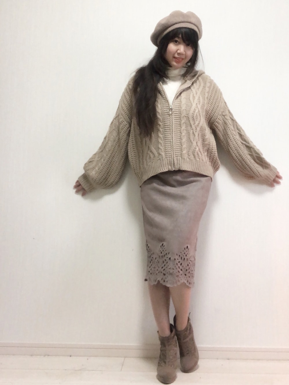 「年末WEAR感謝祭、ワントーンコーデ、ベージュ、ラテカラー、ニットカーディガン、タイトスカート、ちょいモテ、袖ボリューム、大人カジュアル、ゆるコーデ」｜「RANDAのアイテム（ブーティ、ベージュ系）」を使った、manayuaさん（レディース・154cm）の冬コーディネートの1枚目の写真