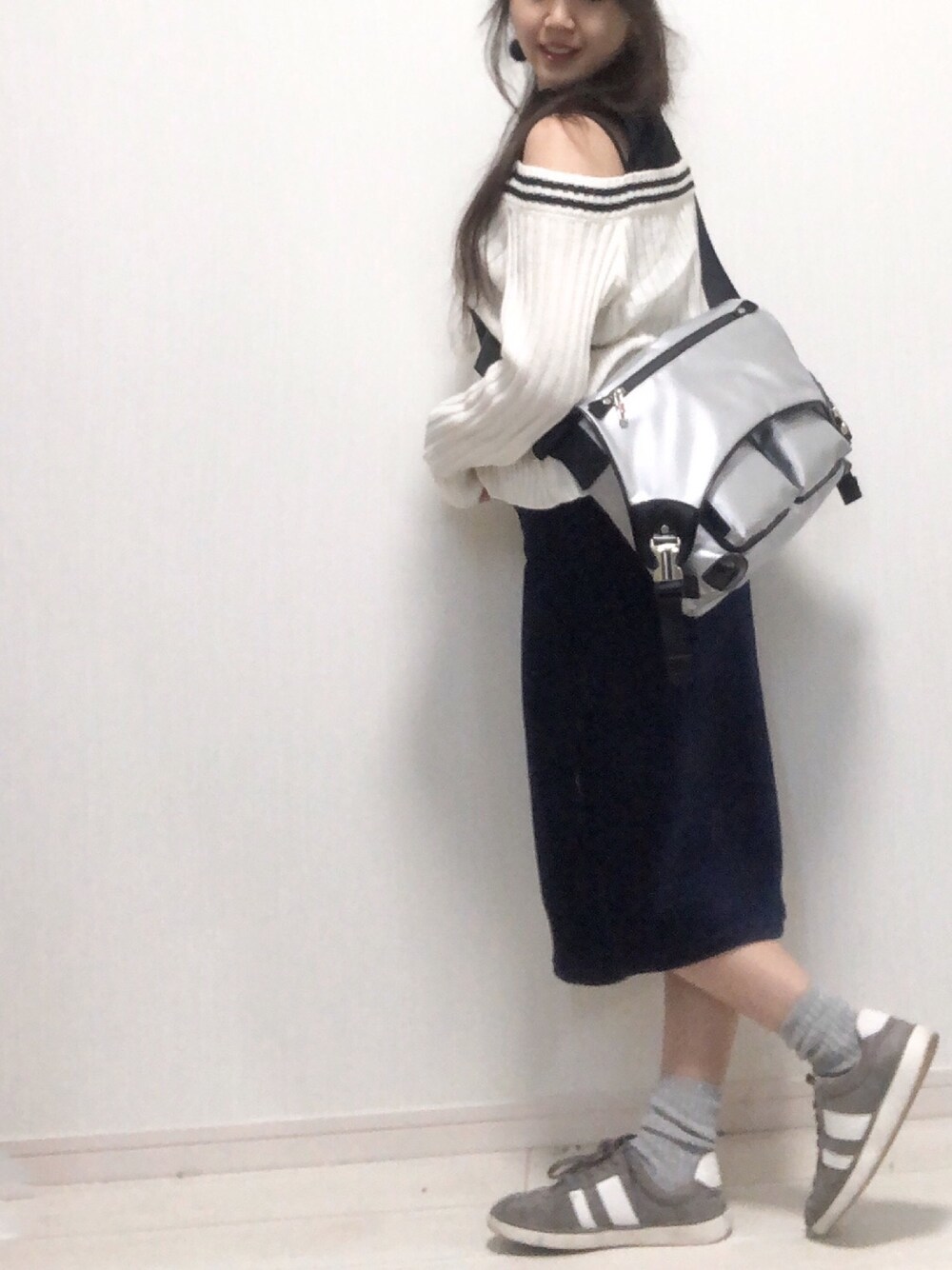 「年末WEAR感謝祭、スポーツmix、肩あきニット、コーデュロイスカート、ネイビースカート、休日スタイル、大人カジュアル、スニーカー、重ね着風、プチプラ」｜「GUのアイテム（スニーカー、グレー系）」を使った、manayuaさん（レディース・154cm）の冬コーディネートの1枚目の写真