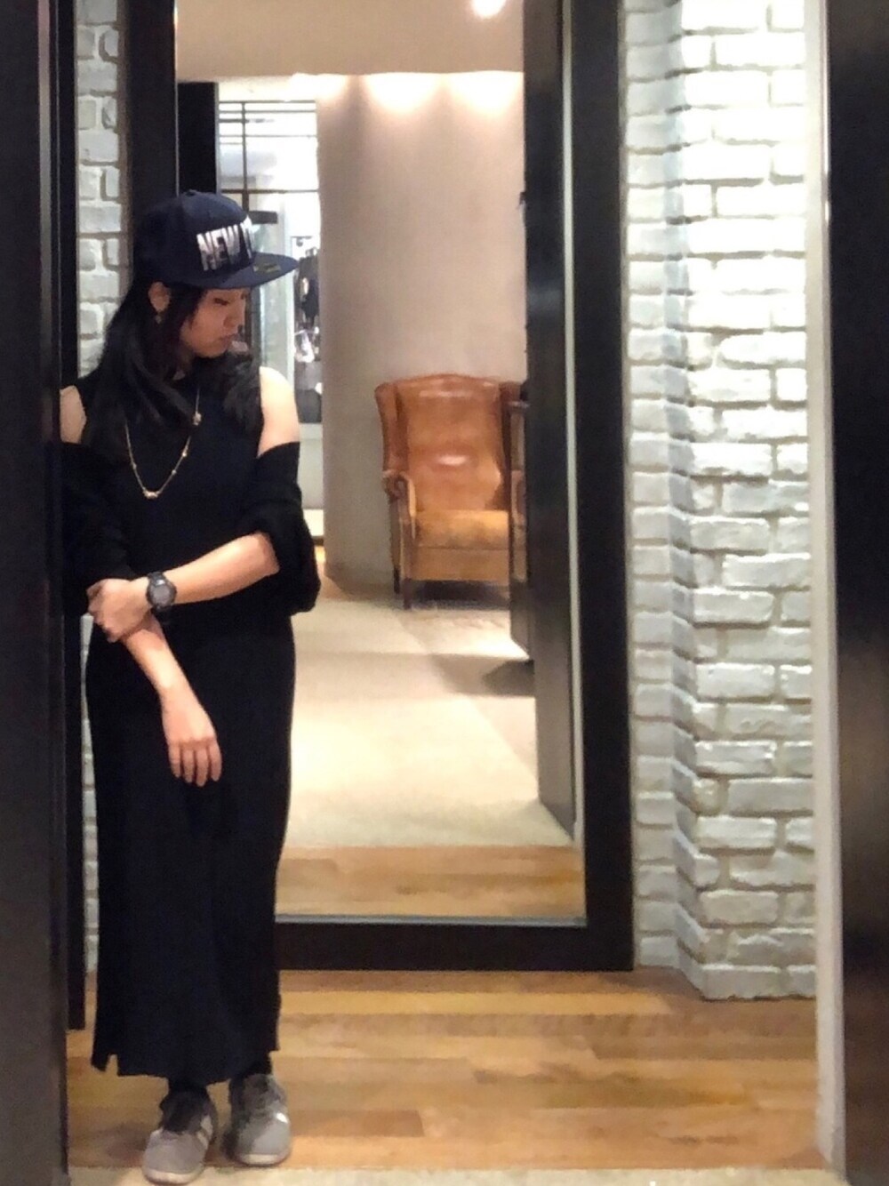 「カジュアルコーデ、春コーデ、キャップ、ニューエラ、ロングワンピース、ニットワンピース、スニーカー、ショッピング、お買い物、ブラック」｜「GUのアイテム（スニーカー、グレー系）」を使った、manayuaさん（レディース・154cm）の春コーディネートの1枚目の写真