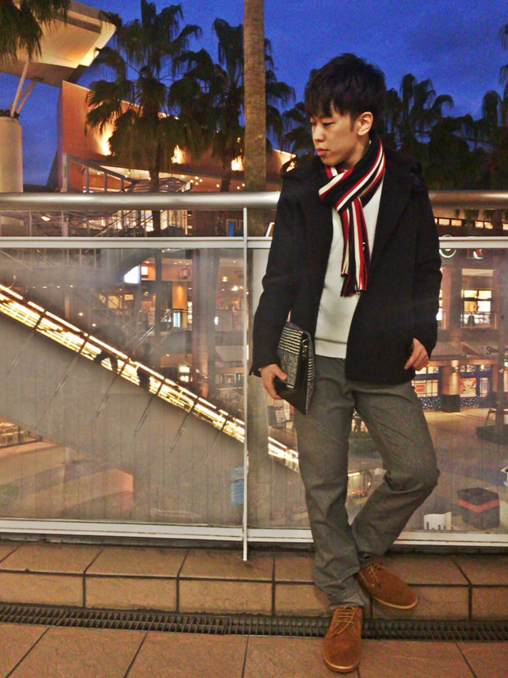 「アウター、シンプル、ネイビー、冬コーデ、シンプルコーデ」｜「MK MICHEL KLEIN HOMME のアイテム（スラックス、グレー系）」を使った、FUMISHINさん（メンズ・169cm）の秋コーディネートの1枚目の写真