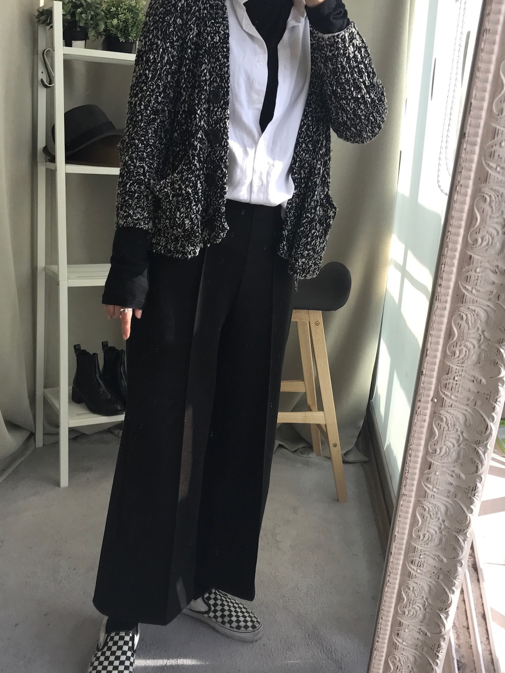 「ootd、VANS、daily look、outfit、black and white、korea」｜「VANSのアイテム（スニーカー、ブラック系）」を使った、jirong_kさん（レディース・170cm）の冬コーディネートの1枚目の写真
