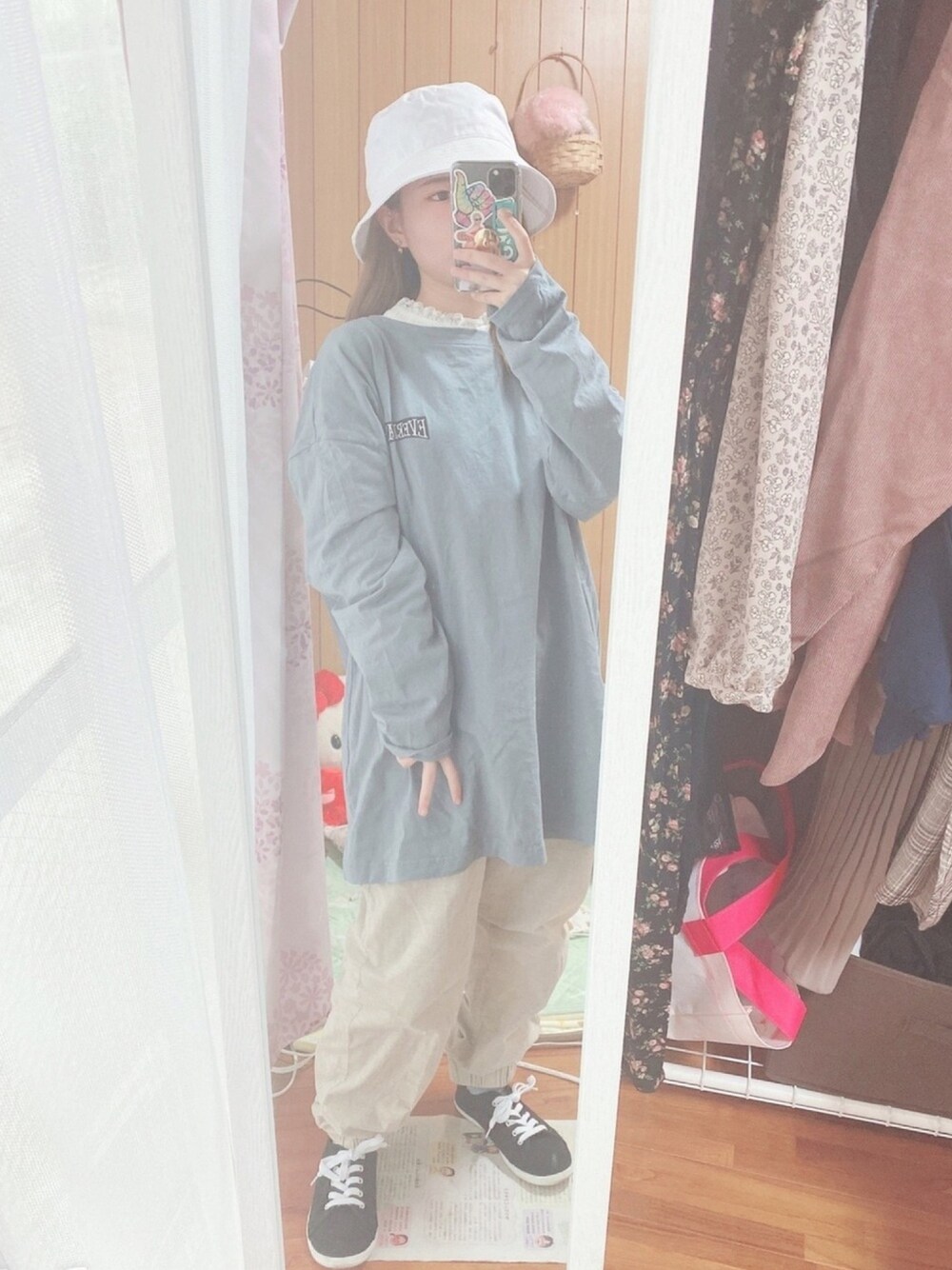 「年末WEAR感謝祭、くすみカラー、くすみブルー、メンズライク、バケットハット、スニーカーコーデ、スニーカー、低身長、低身長コーデ、ロンT」｜「WEGOのWEGO/プレーンバケットハット（ハット、ホワイト系）」を使った、詩星さん（レディース・139cm）の冬コーディネートの1枚目の写真