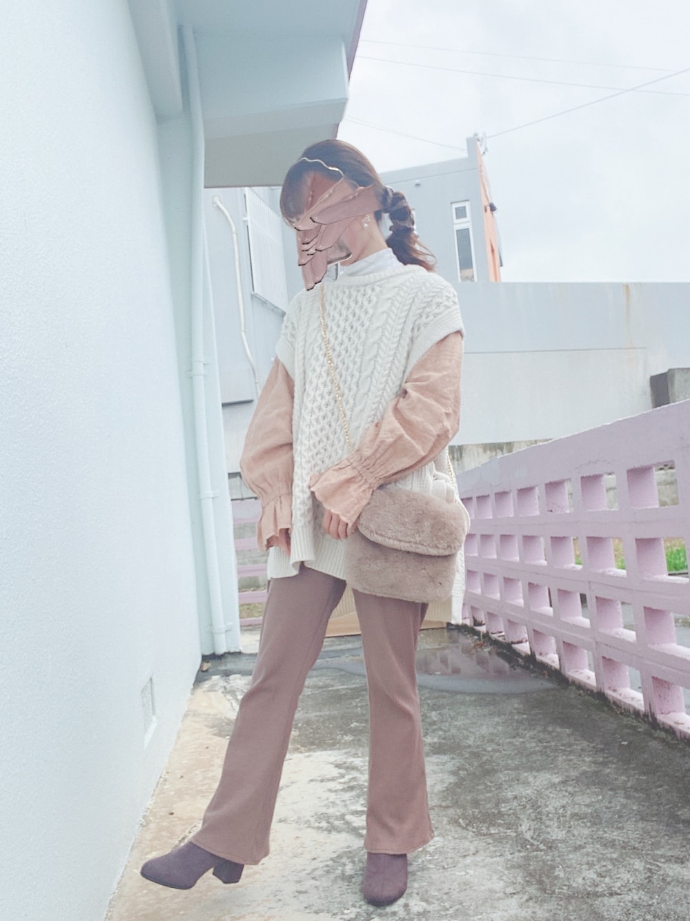 「ニットベスト、ブラウンコーデ、ブーツ、淡色コーデ、低身長、低身長コーデ、ootd、カチューシャ、ニットコーデ、着回しコーデ」｜「LOWRYS FARMのアイテム（シャツ/ブラウス、ブラウン系）」を使った、詩星さん（レディース・139cm）の冬コーディネートの1枚目の写真