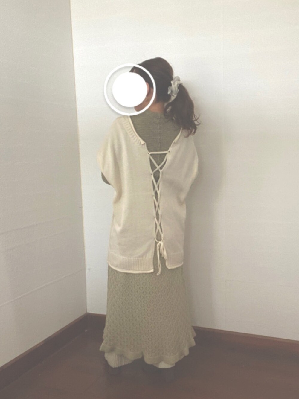 「春、春コーデ、グリーン、レイヤードスタイル、ベスト、マーメイドスカート、ブーツ、低身長、低身長コーデ、春カラースタイル」｜「earth music&ecologyのシアーレースインナー　＊（Tシャツ/カットソー、グリーン系）」を使った、詩星さん（レディース・139cm）の春コーディネートの1枚目の写真