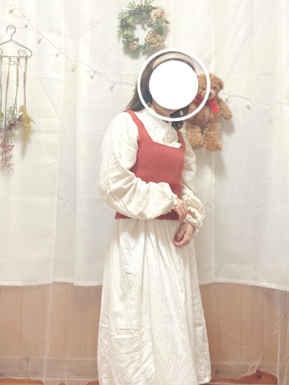 「春、春カラー、低身長、低身長コーデ、ベージュ、ビスチェ、ナチュラル、カチューシャ、赤、プチプラコーデ」｜「3coinsのアイテム（カチューシャ、ベージュ系）」を使った、詩星さん（レディース・139cm）の春コーディネートの1枚目の写真