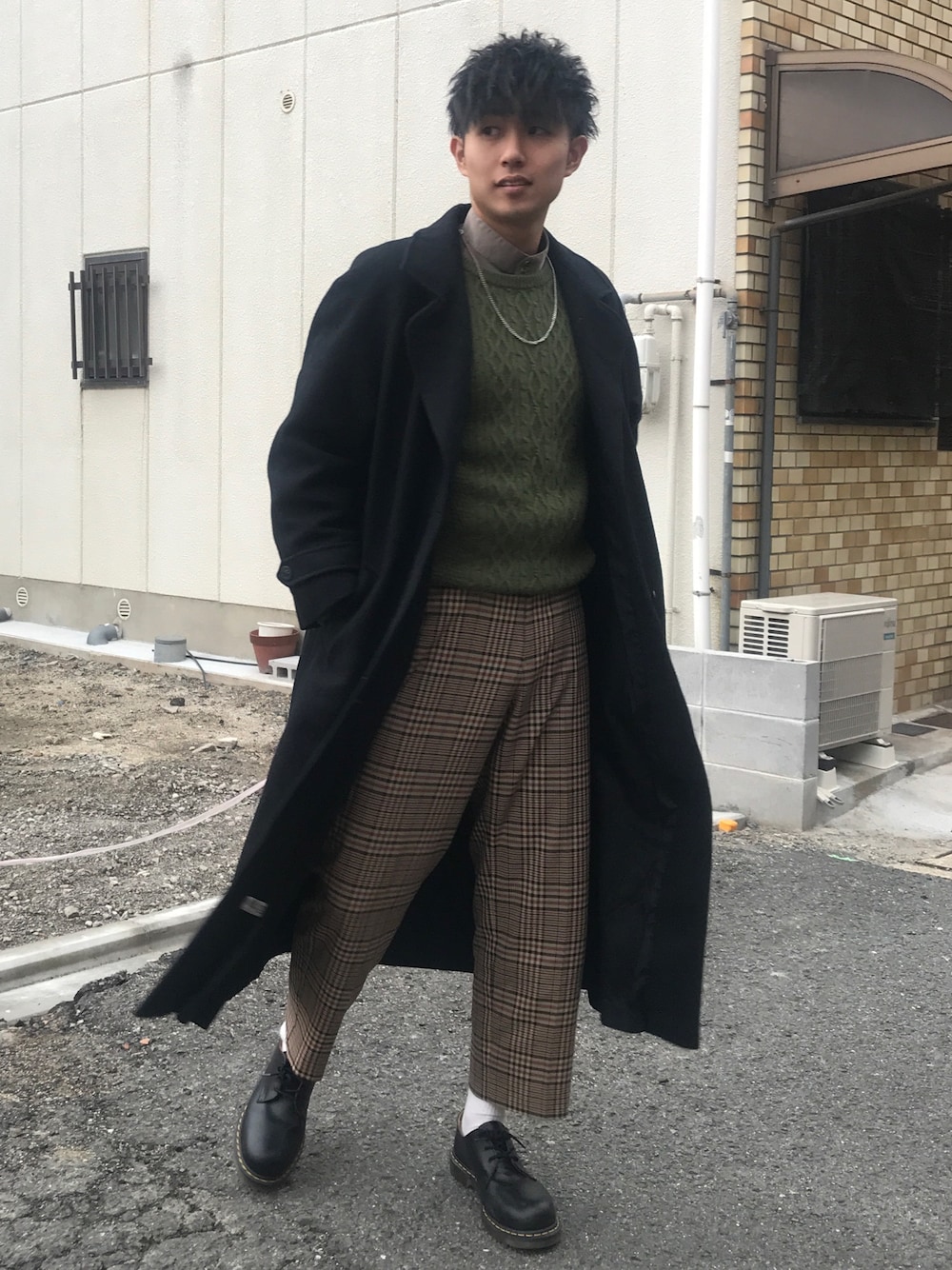 「冬アウター着回しチャレンジ、冬コーデ、ビッグシルエット、古着、韓国ファッション、チェック、革靴、キレイめ、長袖シャツ」｜「UNUSEDのアイテム（チェスターコート、ブルー系）」を使った、shiさん（メンズ・181cm）の冬コーディネートの1枚目の写真
