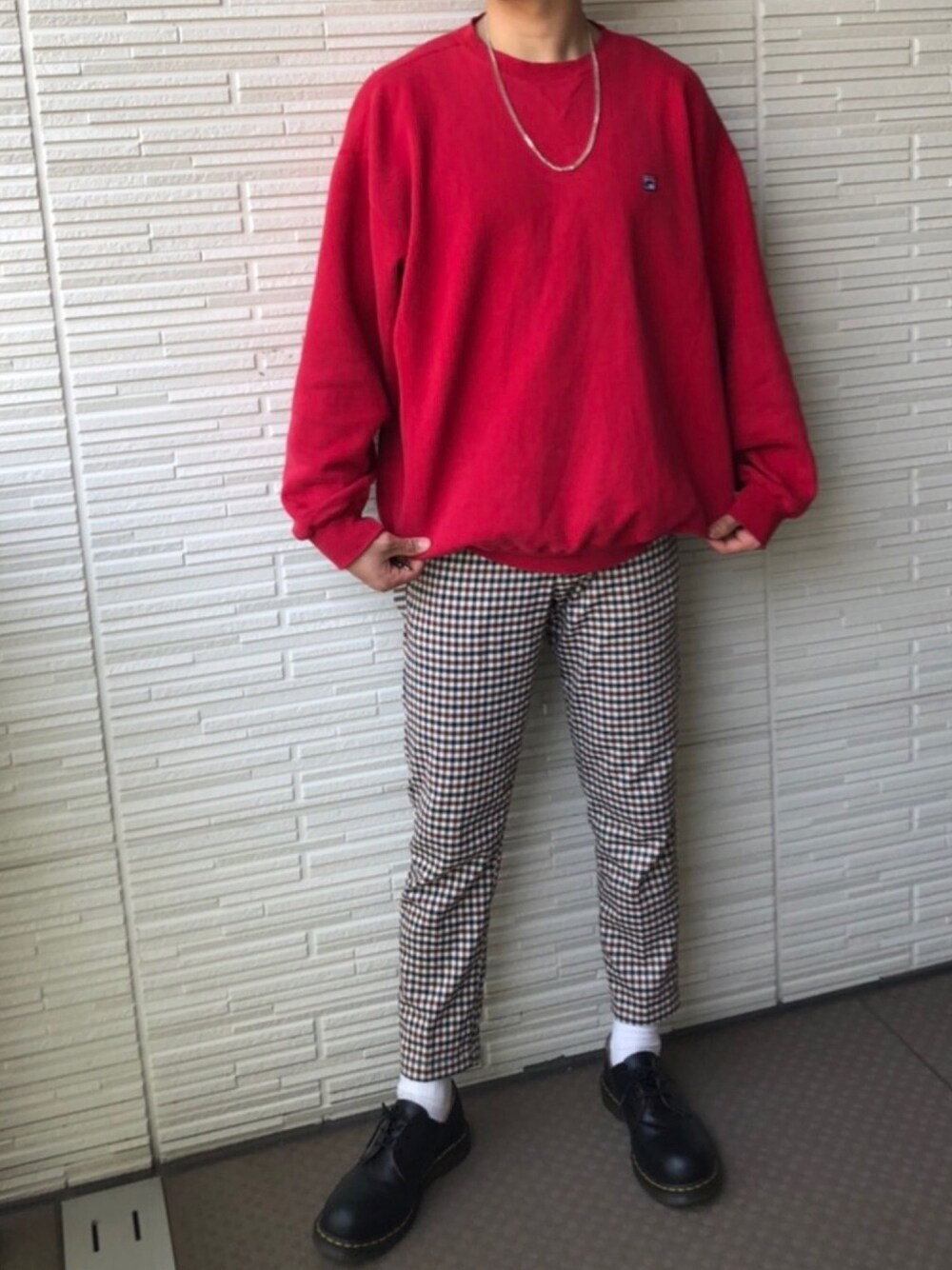 「古着MIX、シンプルコーデ、レッド、スウェット、ビッグシルエット、Dr.Martens、チェックパンツ、プチプラ、ゆるコーデ」｜「INTER FACTORYのWEARISTA tai × INTER FACTORY　シルバーネックレス（ネックレス、シルバー系）」を使った、shiさん（メンズ・181cm）の春コーディネートの1枚目の写真