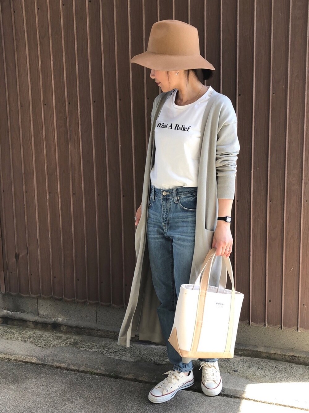 「シンプル、カジュアル、ママコーデ、ロングカーディガン、フェルトハット、ロゴT、春コーデ、ママフッション」｜「HusHusHのノンストレッチデニムパンツ（デニムパンツ、ブルー系）」を使った、uaさん（レディース・153cm）の春コーディネートの1枚目の写真