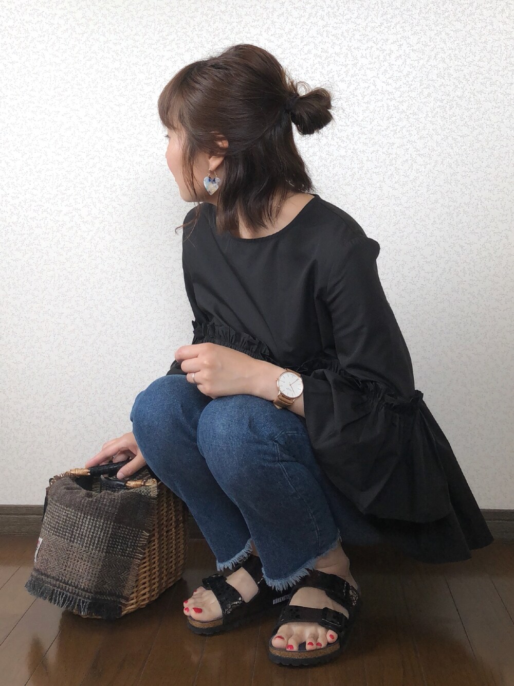 「Goldy、ゴールディ、furryrate、Furbodesign、THE PLATINUM SELECT、birkenstock、ビルケンシュトック、2018ss、ARIZONA、METALLICSTONES」｜「Furryrateのフリルティアードフレアブラウス	（シャツ/ブラウス、ブラック系）」を使った、uaさん（レディース・153cm）の春コーディネートの1枚目の写真
