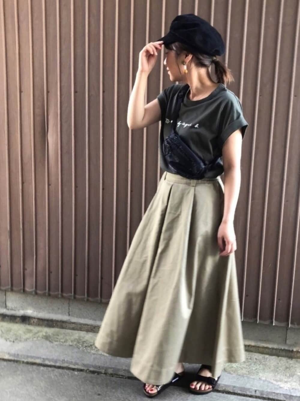 「大人カジュアル、トゥービーバイアニエスベー、ロゴT、birkenstock、ARIZONA、METALLICSTONES、2018ss、サンダル、チノスカート、キャスケット」｜「To b. by agnes b.のW984 TS（Tシャツ/カットソー、グリーン系）」を使った、uaさん（レディース・153cm）の春コーディネートの1枚目の写真