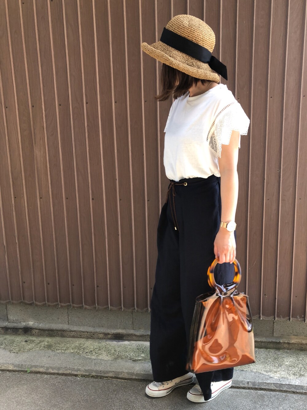 「イチヨンプラス、麦わら帽子、リネンパンツ、クリアバッグ、ママコーデ、大人カジュアル、おしゃれさんと繋がりたい、お散歩」｜「Green　Parksのeigraffiti レース切替スリーブ プルオーバー（Tシャツ/カットソー、ホワイト系）」を使った、uaさん（レディース・153cm）の夏コーディネートの1枚目の写真