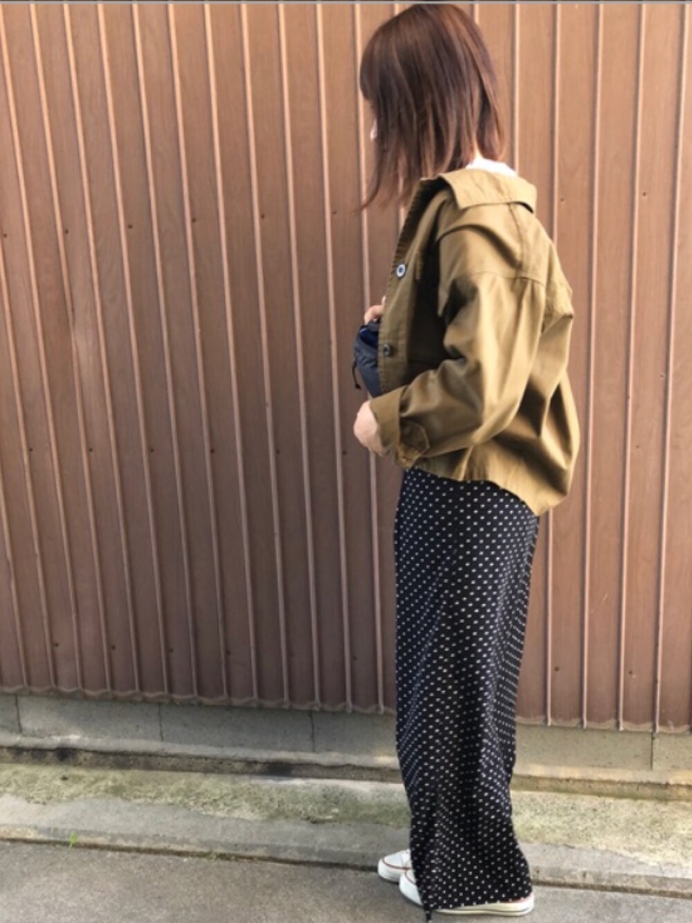 「キャンプ、キャンプコーデ、ママコーデ、ドットパンツ、ミリタリージャケット、ロゴT」｜「SLOBE IENAのクロップドビッグミリタリーブルゾン◆（ミリタリージャケット、グリーン系）」を使った、uaさん（レディース・153cm）の夏コーディネートの1枚目の写真